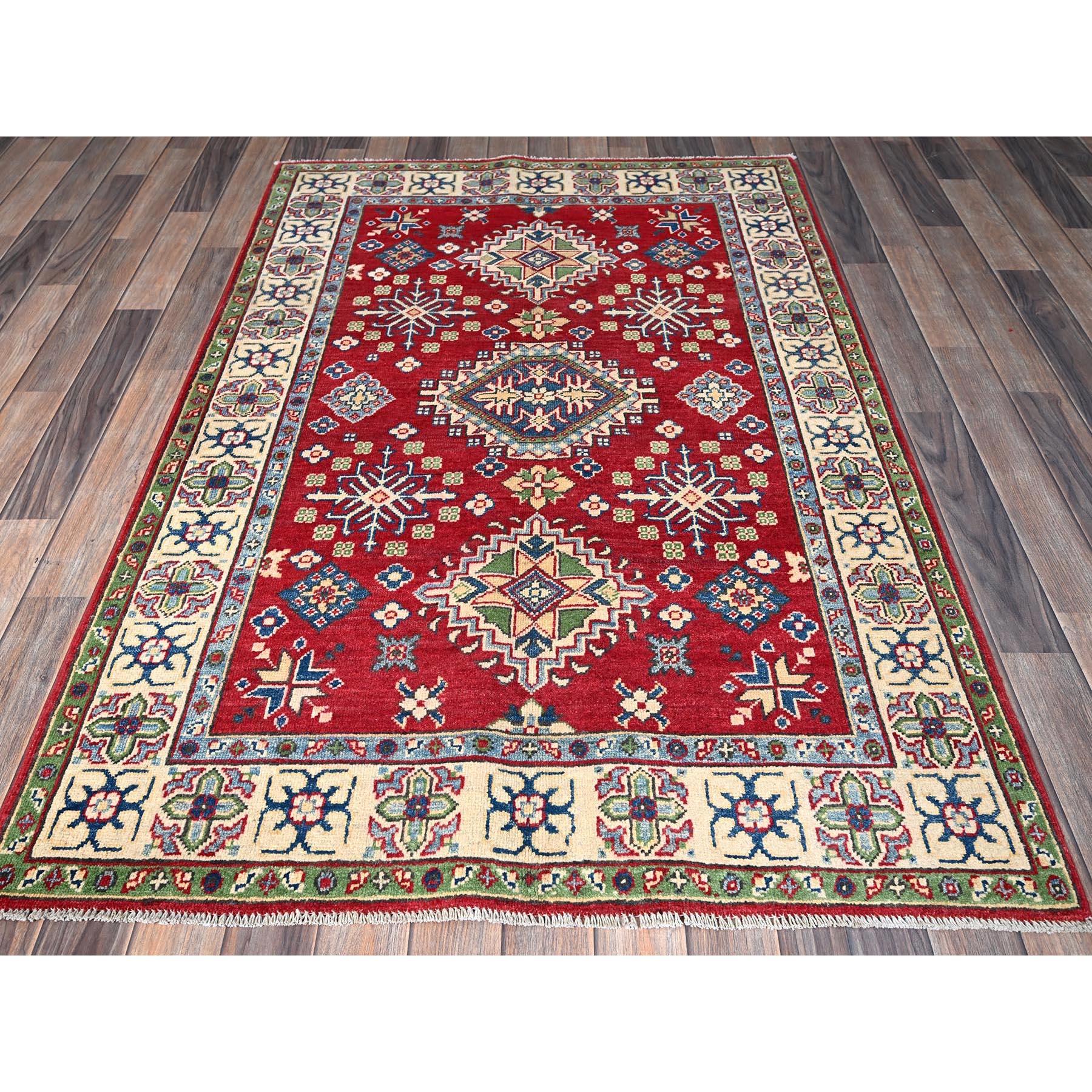 Rosso cremisi, Kazak con motivi tribali su tutta la superficie, Tinture vegetali, Annodato a mano, Trama più fitta, Pura lana, Tappeto orientale
Materiali primari: Lana
Lattice: No Pile 
altezza: 0,25 pollici
Stile: Tradizionale
Colore primario: