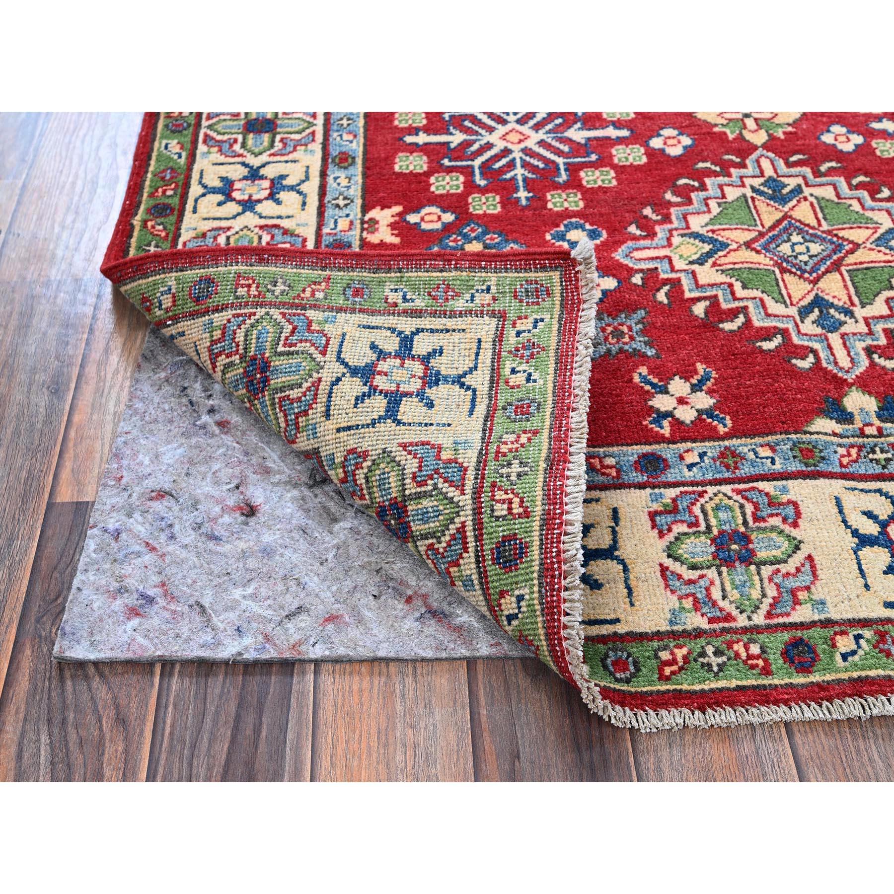 Kazako Tappeto orientale in lana annodato a mano 4'x6' Kazak rosso con motivi tribali all over in vendita