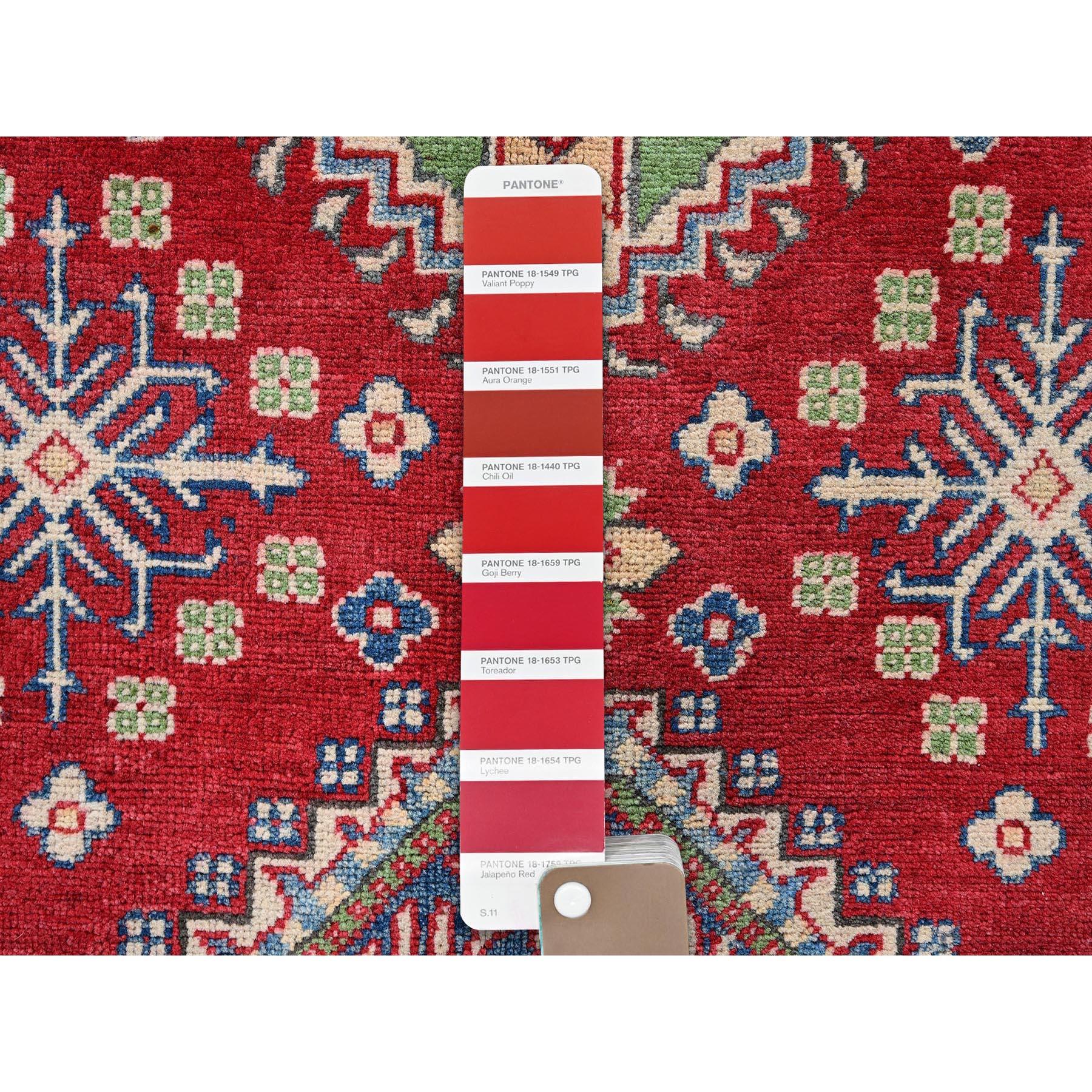 Afghano Tappeto orientale in lana annodato a mano 4'x6' Kazak rosso con motivi tribali all over in vendita