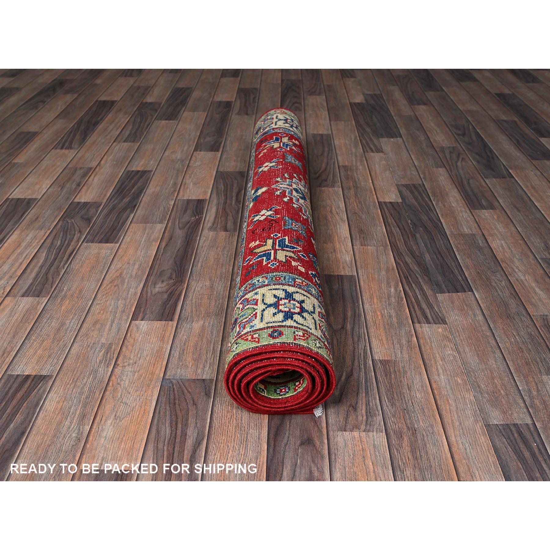 Annodato a mano Tappeto orientale in lana annodato a mano 4'x6' Kazak rosso con motivi tribali all over in vendita