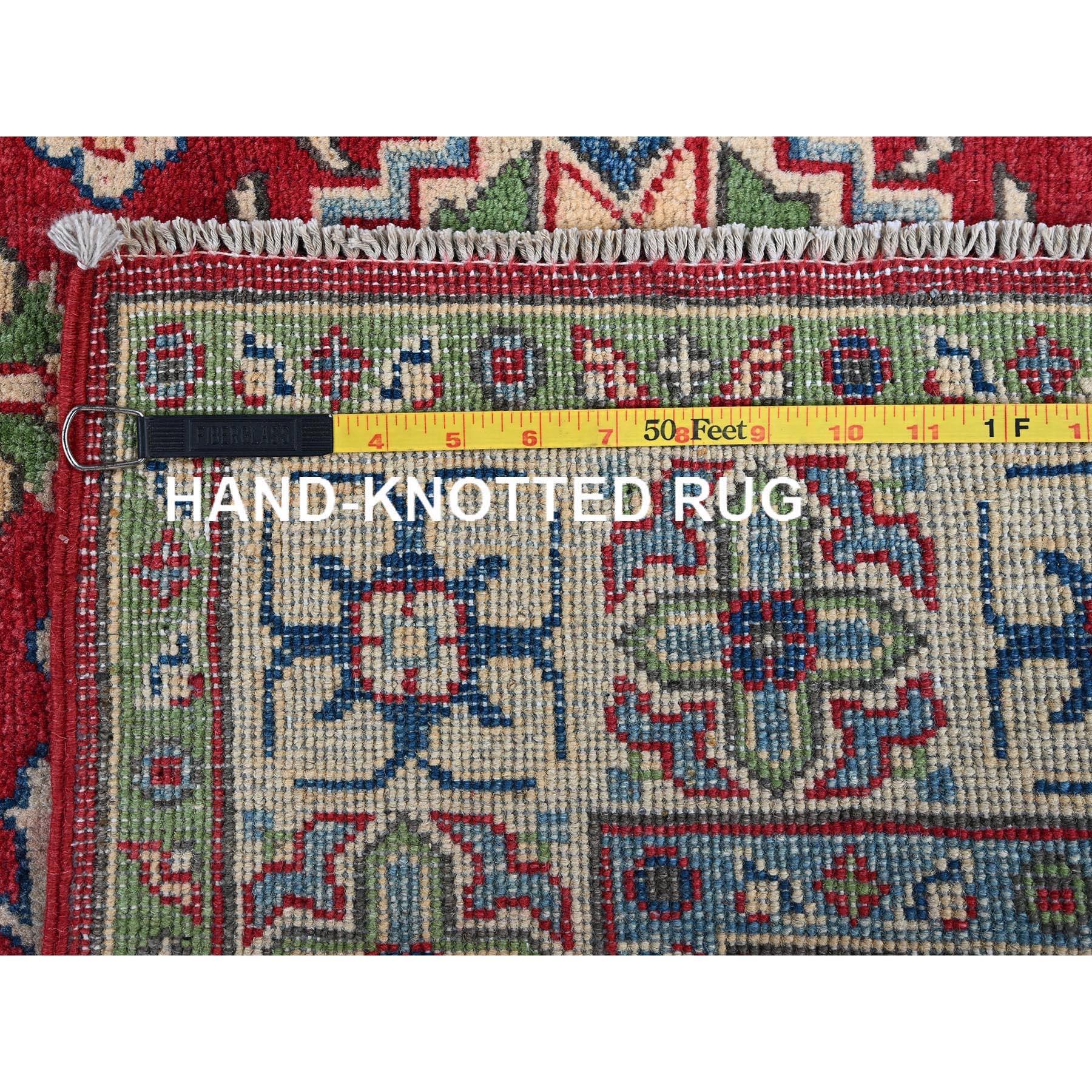 XXI secolo e contemporaneo Tappeto orientale in lana annodato a mano 4'x6' Kazak rosso con motivi tribali all over in vendita