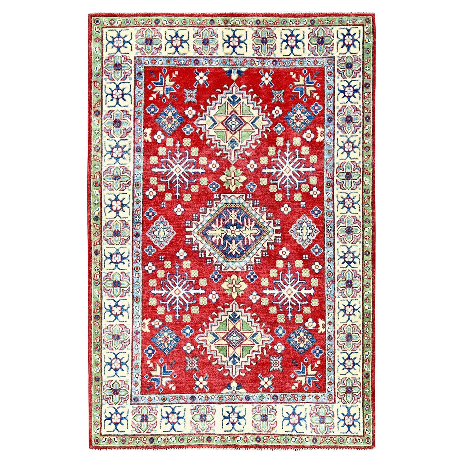 Tappeto orientale in lana annodato a mano 4'x6' Kazak rosso con motivi tribali all over in vendita