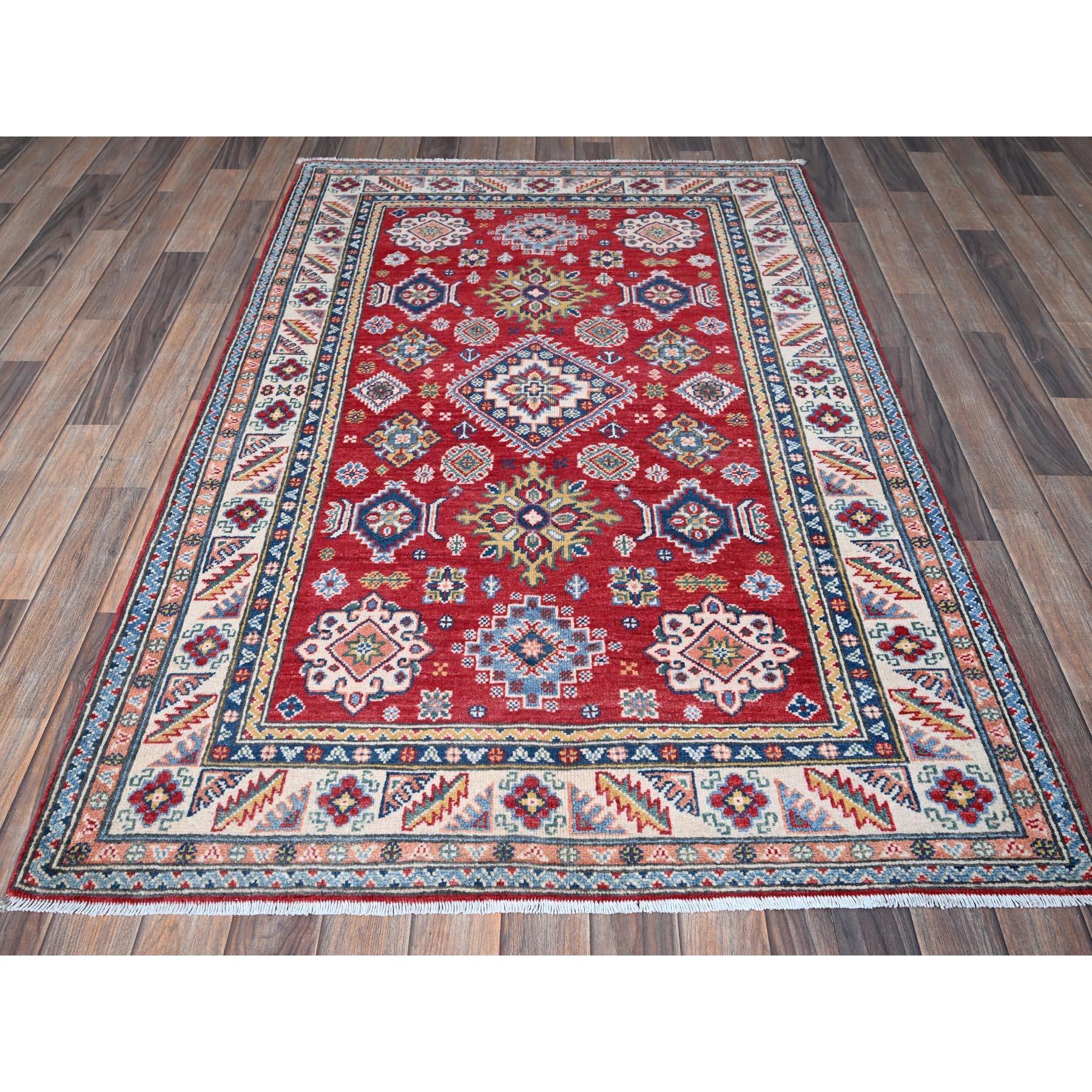 Rouge impérial, Kazak avec motifs de médaillons géométriques, laine douce et brillante, nouée à la main, teintures végétales, tissage plus dense, tapis d'Orient
Matières premières : Laine
Latex : Pas de poils 
hauteur : 0,25 pouces
Style :