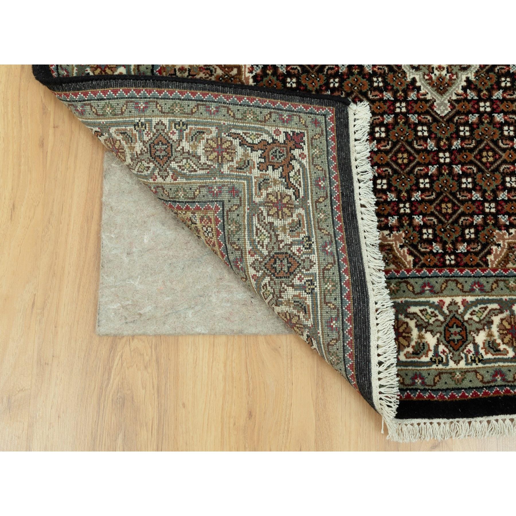 4'x6' Rich Black, Tabriz Mahi, 250 KPSI Wolle, Handgeknüpft, Teppich (Indisch) im Angebot