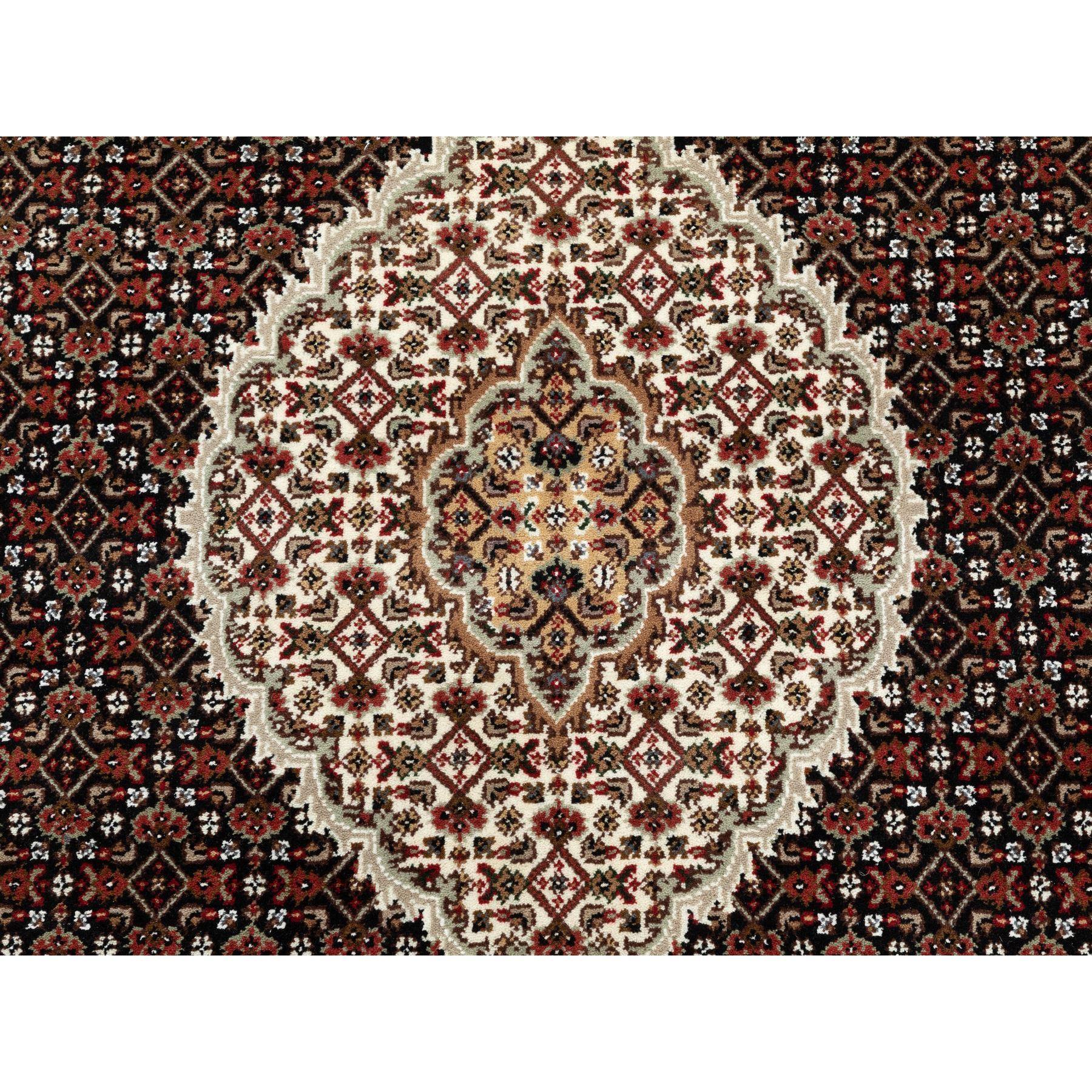 4'x6' Rich Black, Tabriz Mahi, 250 KPSI Wolle, Handgeknüpft, Teppich (21. Jahrhundert und zeitgenössisch) im Angebot