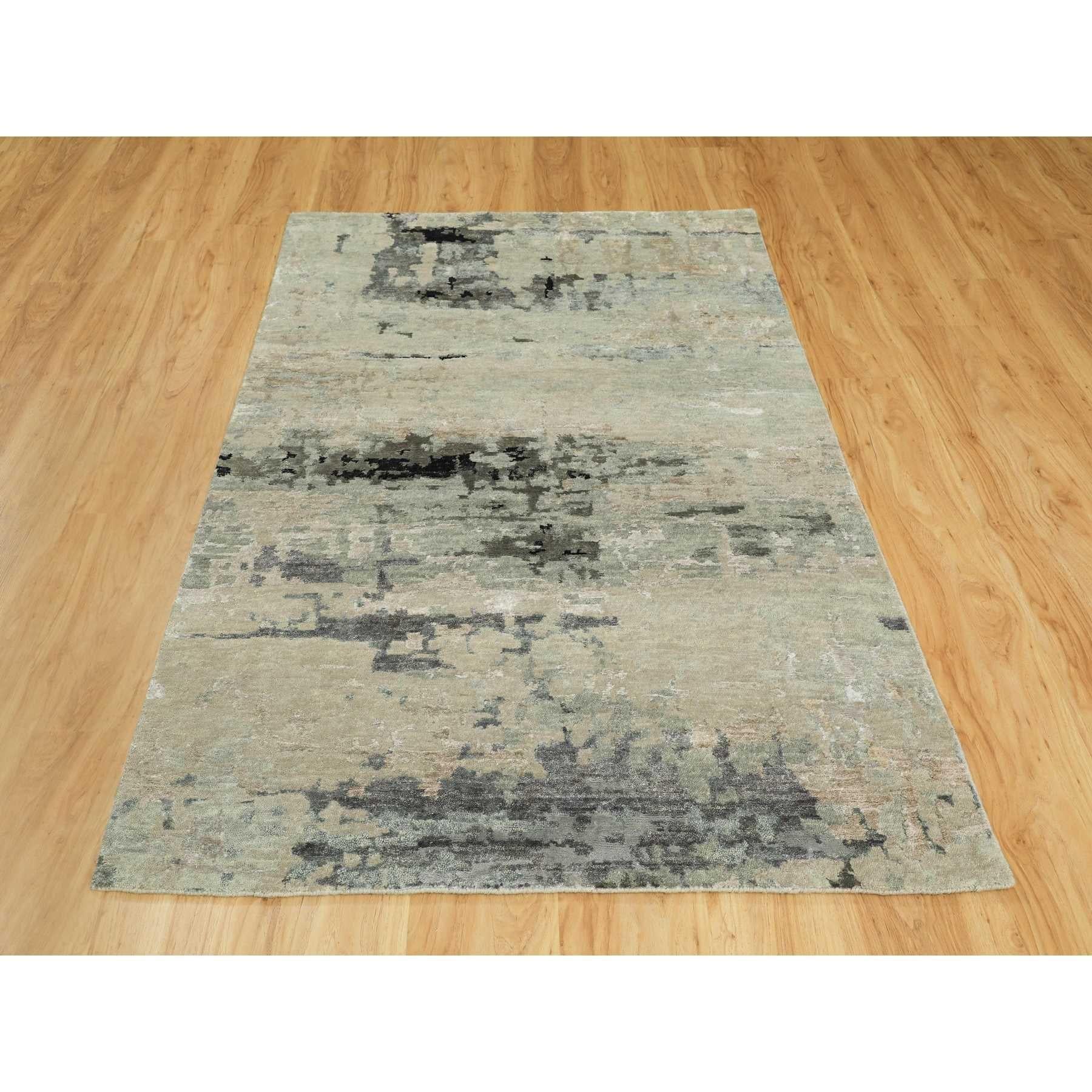 Si tratta di un autentico esemplare unico di Silver, Blue Wool And Silk Modern Abstract Design Hand Knotted Oriental Rugs. È stato annodato per mesi e mesi con tecniche di tessitura secolari da esperti artigiani.
Materiali primari: Lana e