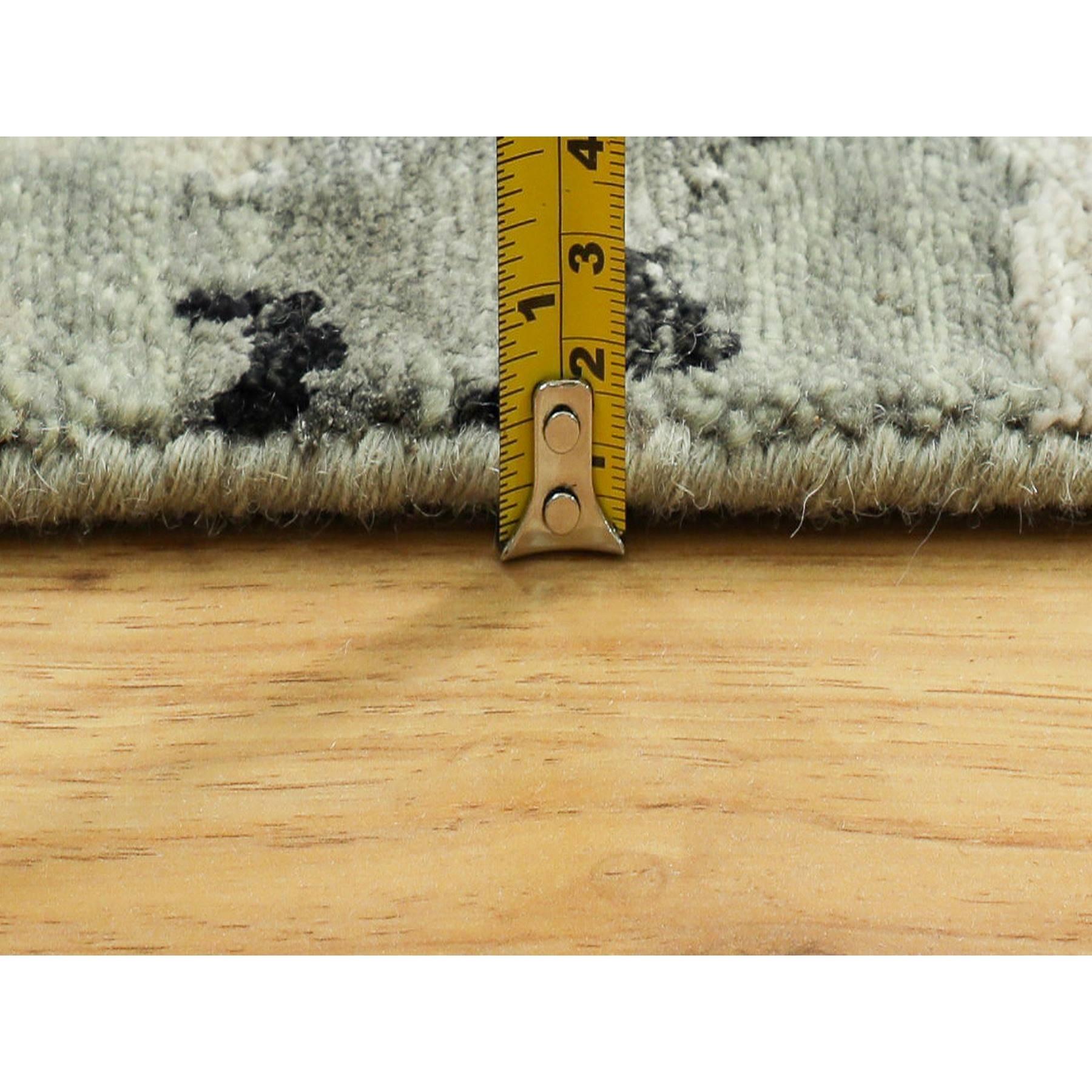 XXI secolo e contemporaneo 4'x6' Argento, Blu Lana e Seta Tappeto moderno dal design astratto annodato a mano in vendita