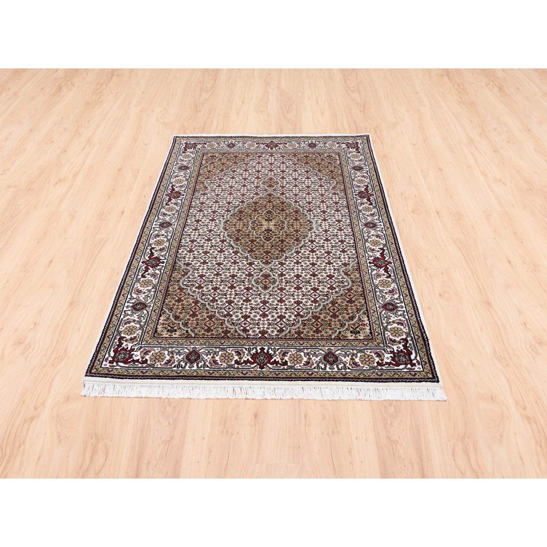 Il s'agit d'un véritable tapis d'Orient Tabriz Mahi Fish Medallion Design Wool Hand Knotted Ivory. Il a été noué pendant des mois et des mois selon les techniques séculaires du tissage persan par des artisans experts.
Matières premières :