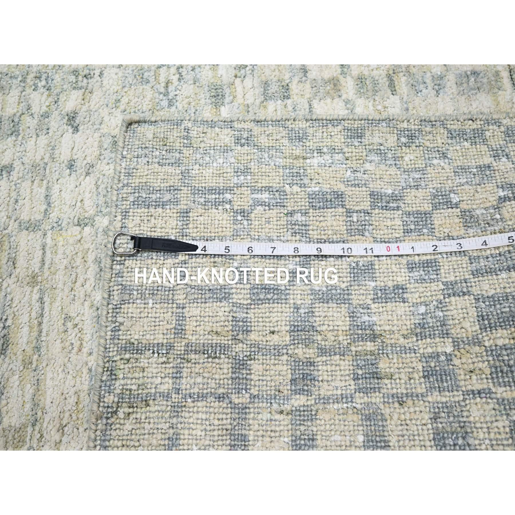 Alfombra anudada a mano de lana y seda pura de color marrón tostado de 4'x6' inspirada en la época de mediados del siglo XX Anudado a mano en venta