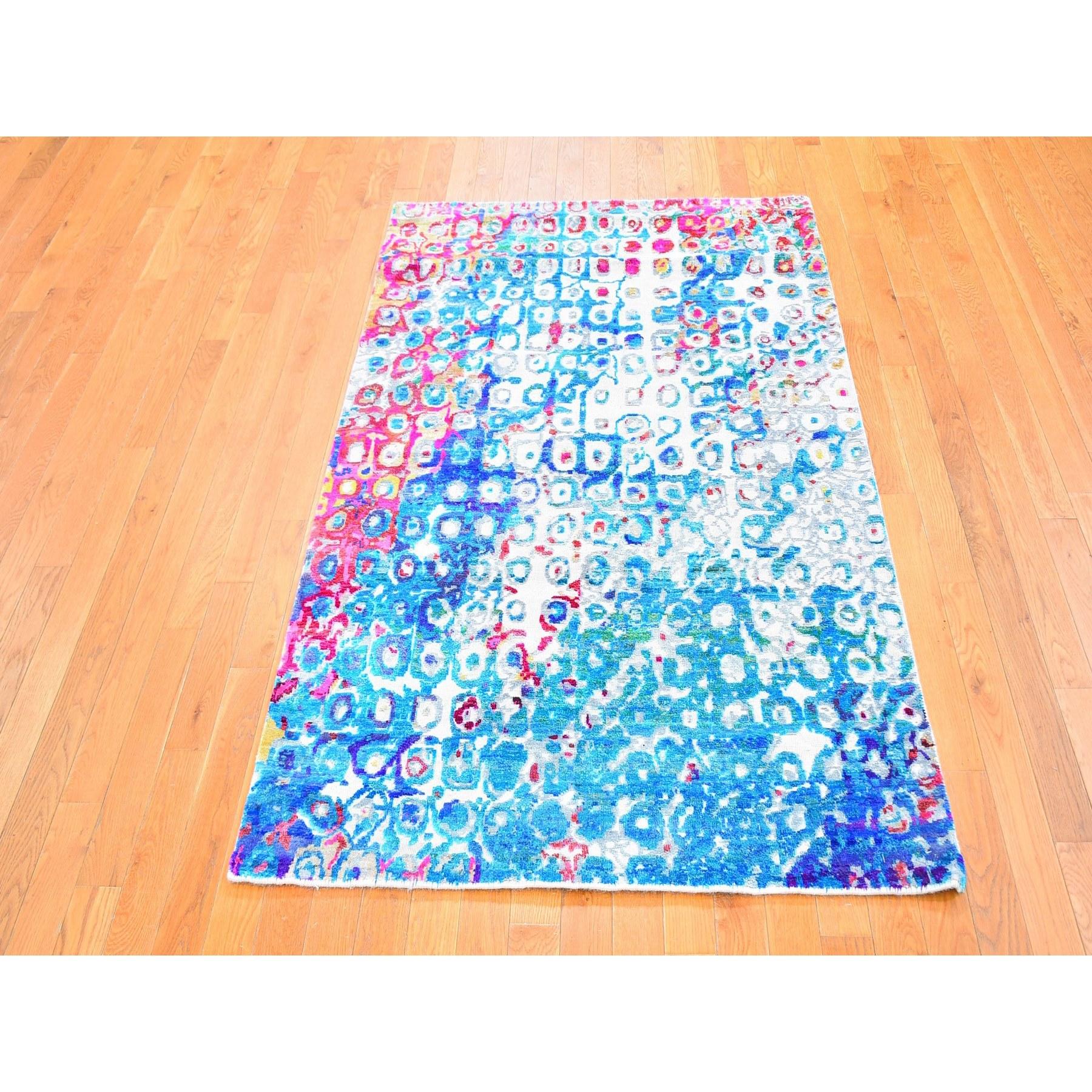 Questo è un autentico pezzo unico THE PEACOCK, tappeto orientale colorato in seta Sari annodato a mano. È stato tessuto per mesi e mesi secondo le secolari tecniche di tessitura persiane da esperti artigiani.
Materiali primari: Lana e seta
Lattice: