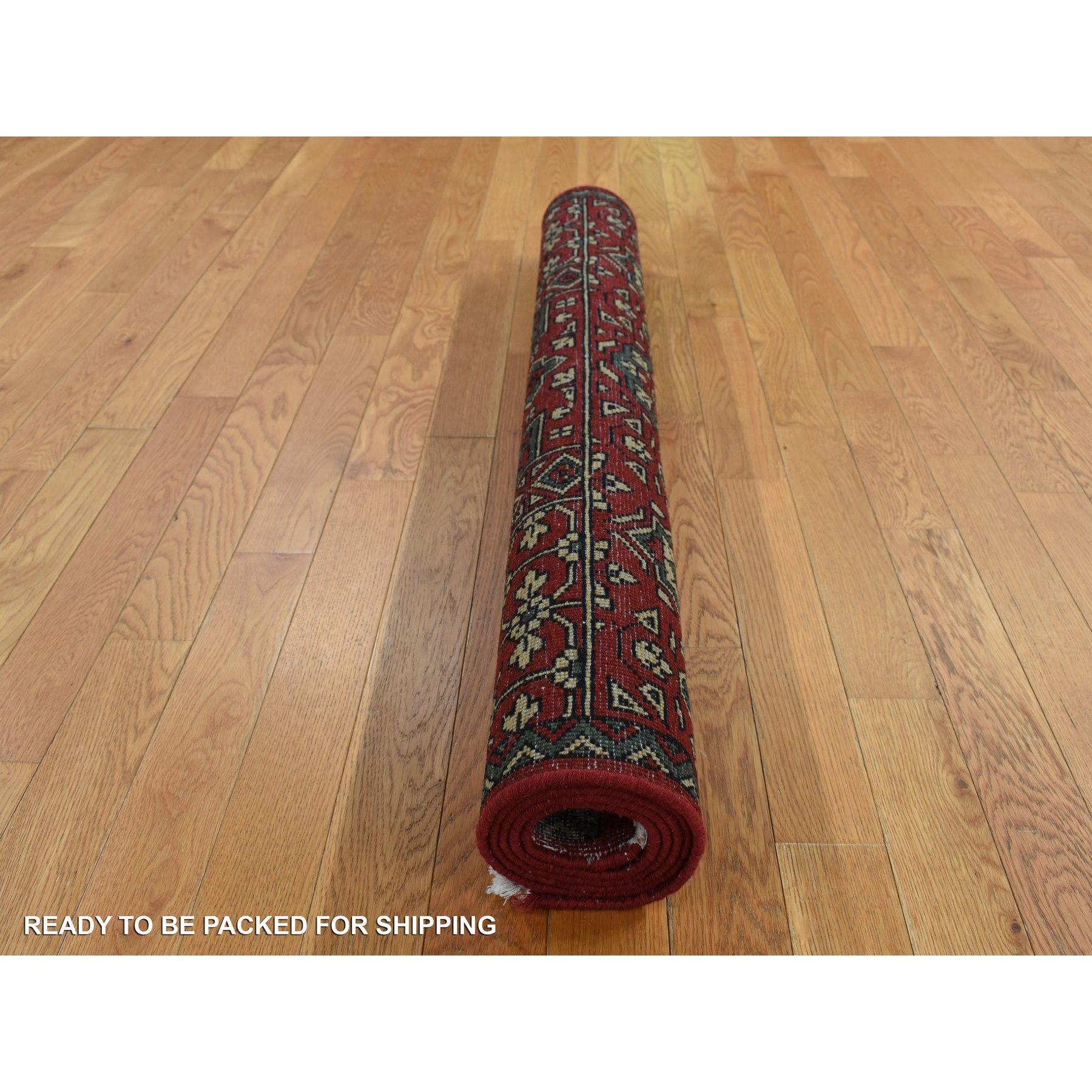 Alfombra anudada a mano de lana desgastada mameluca roja bermellón de 4'x6 Siglo XXI y contemporáneo en venta