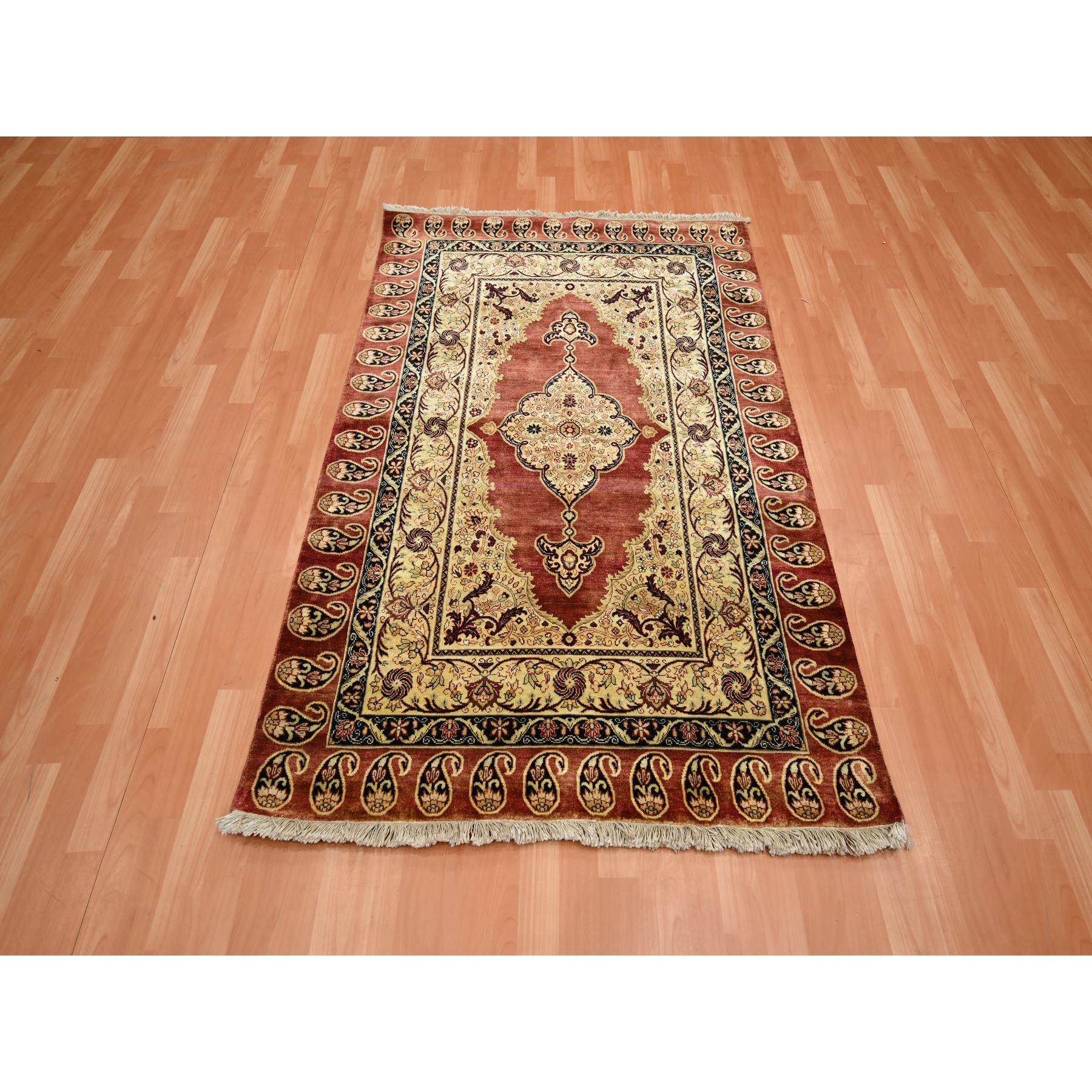 Scharlachrot, Reine Seide, Tabriz Haji Jalili Paisley Design, Weicher Flor, Handgeknüpft, Orientteppich
Primäre MATERIALIEN: Seide
Latex: Kein Flor 
Höhe: 0,25 Zoll
Stil: Traditionell
Grundfarbe: Rot
Sekundäre Farben: Braun, Mitternachtsblau, Grün,