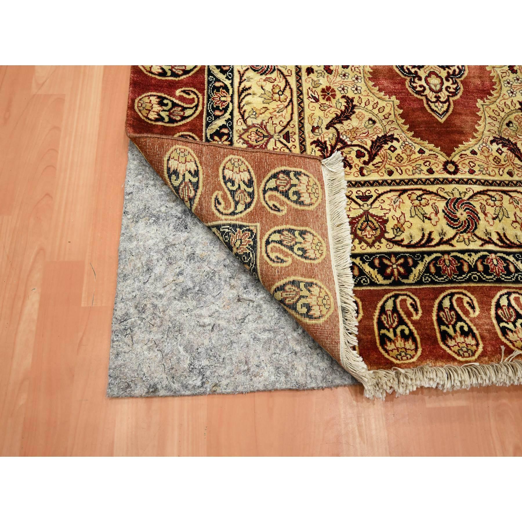 4'x6' Weinroter handgeknüpfter Teppich aus reiner Seide und Täbris Haji Jalili mit Paisley-Design (Tabriz) im Angebot