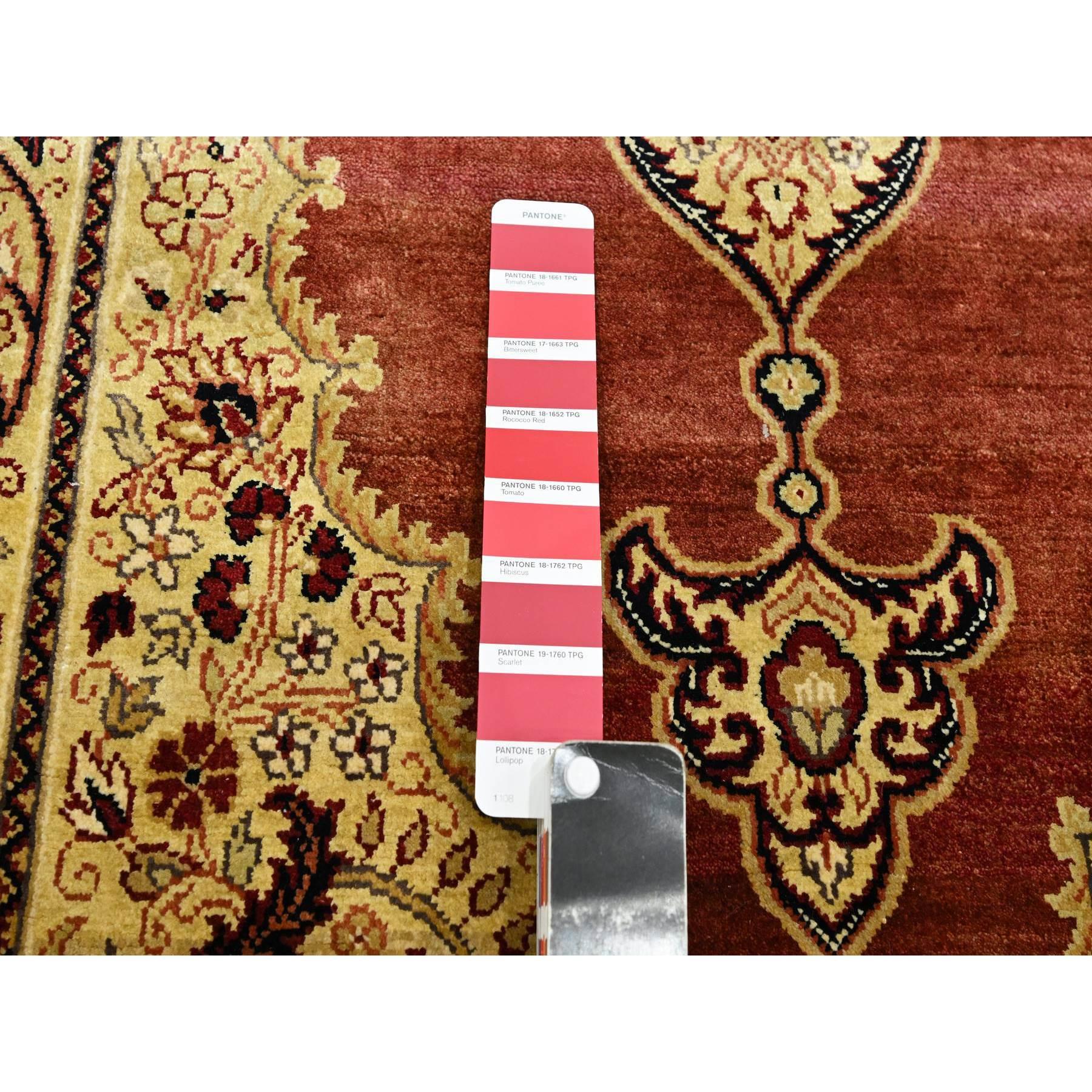 4'x6' Weinroter handgeknüpfter Teppich aus reiner Seide und Täbris Haji Jalili mit Paisley-Design (Indisch) im Angebot