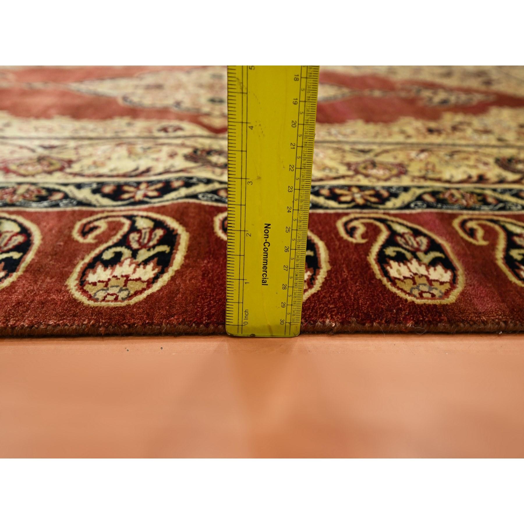 4'x6' Weinroter handgeknüpfter Teppich aus reiner Seide und Täbris Haji Jalili mit Paisley-Design im Zustand „Neu“ im Angebot in Carlstadt, NJ