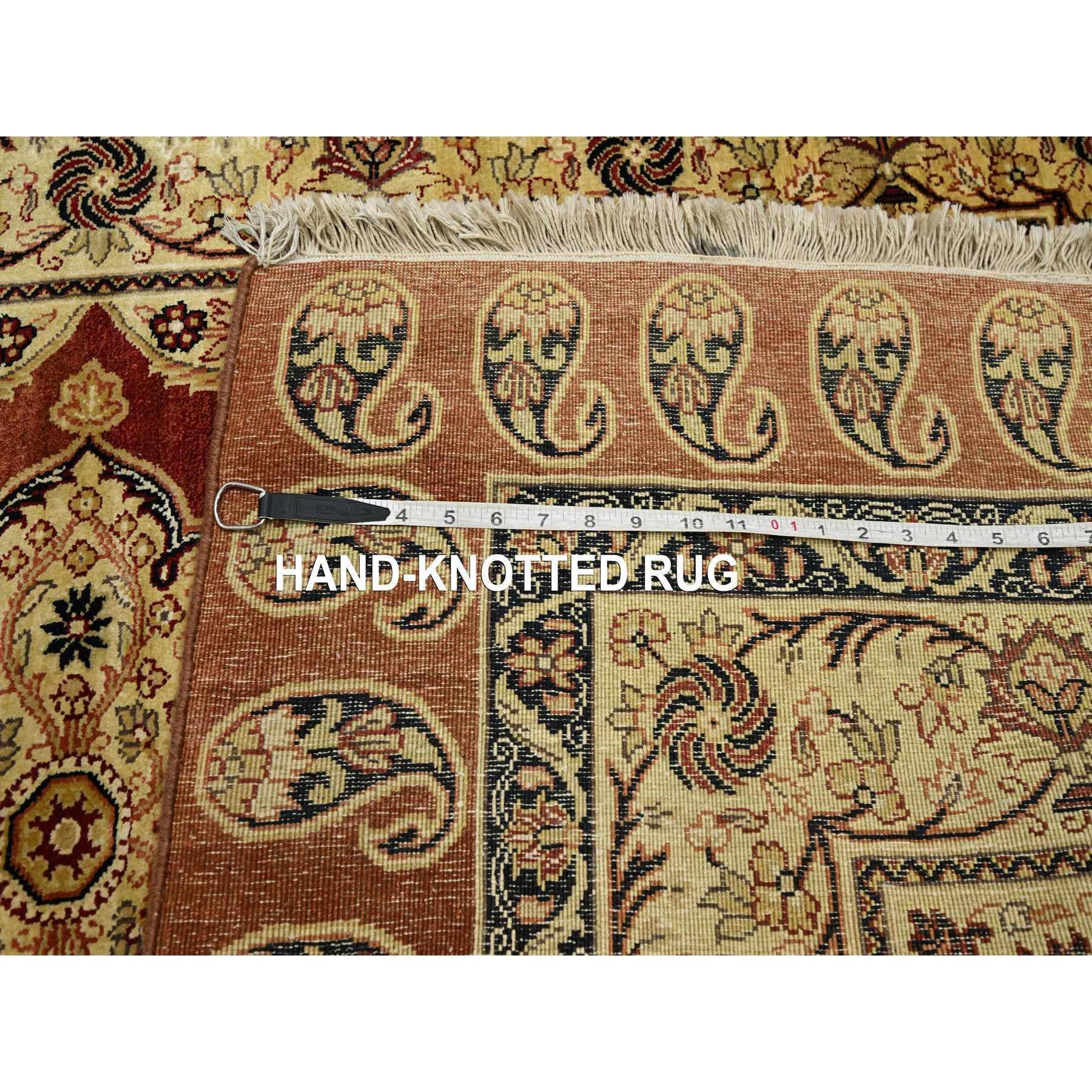 4'x6' Weinroter handgeknüpfter Teppich aus reiner Seide und Täbris Haji Jalili mit Paisley-Design (21. Jahrhundert und zeitgenössisch) im Angebot