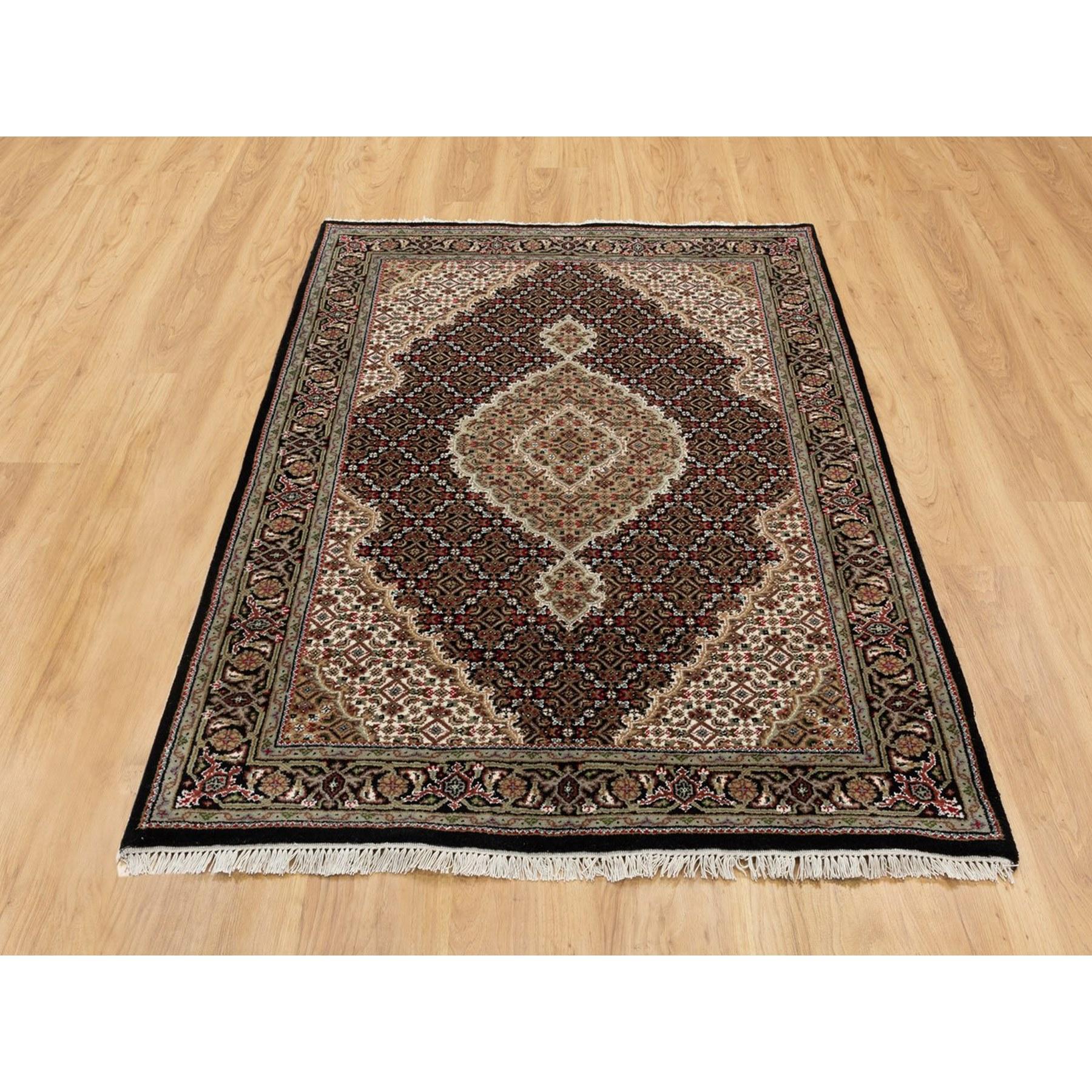 Dies ist eine wirklich echte one-of-a-kind Wolle schwarz handgeknüpft Fisch Design Tabriz Mahi Orientteppich. Es wurde monatelang von erfahrenen Kunsthandwerkern in jahrhundertealten Webtechniken geknüpft.
Primäre MATERIALIEN: Wolle 
Latex: Kein