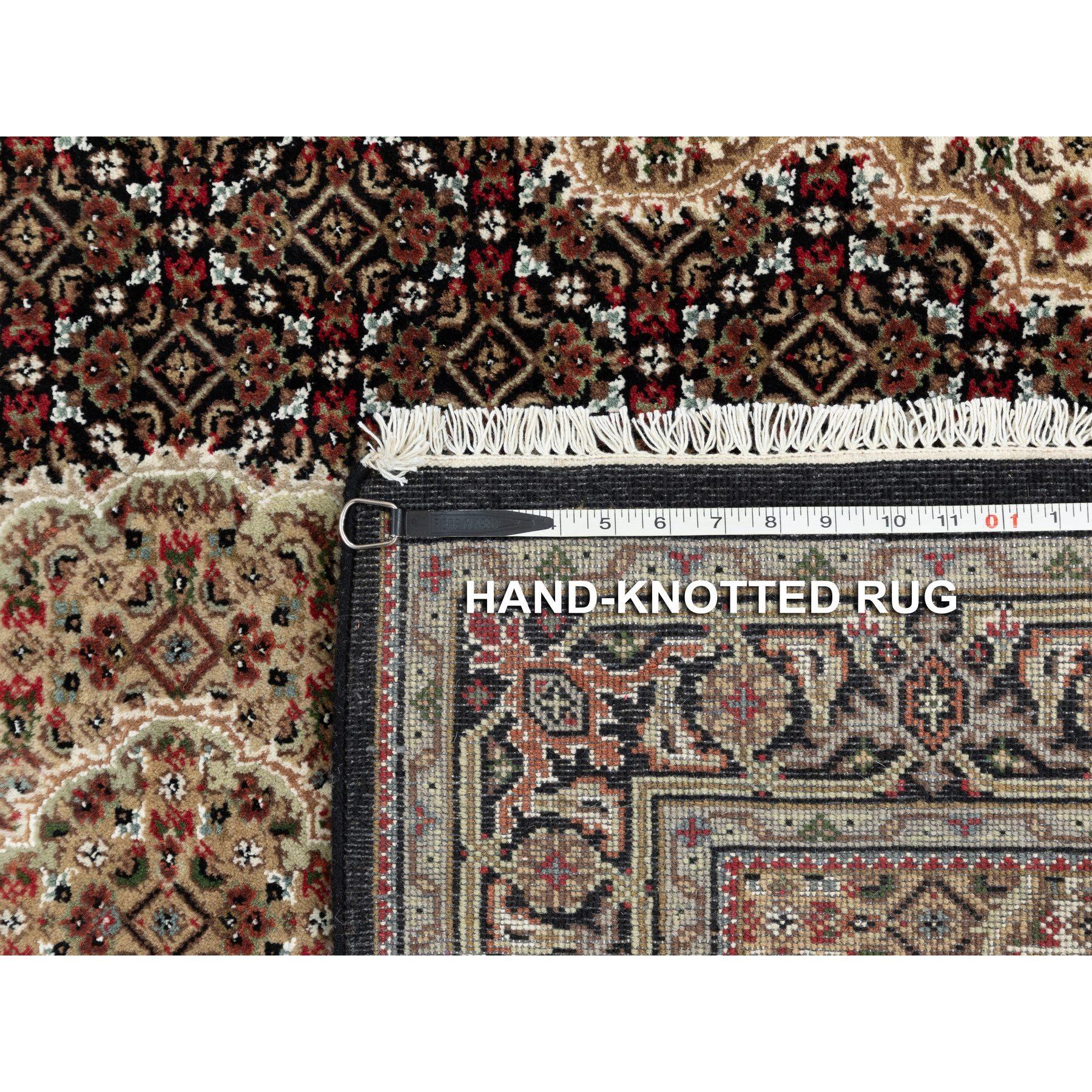 4'x6' Wolle Schwarz Handgeknüpft Fish Design Tabriz Mahi Orientteppich 3