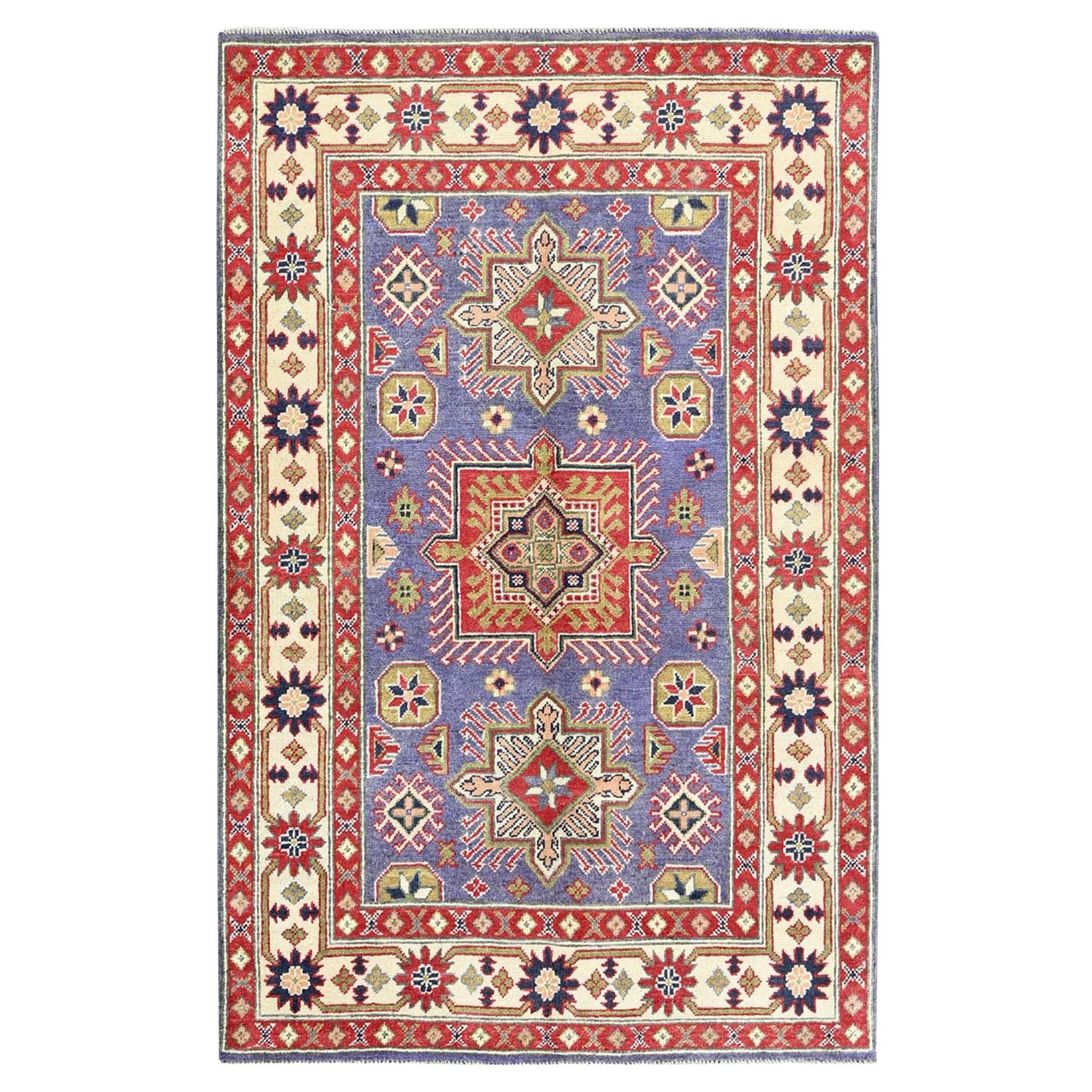 Alfombra de lana anudada a mano con diseño geométrico de medallones Kazak púrpura de 4
x6
1" Iris en venta