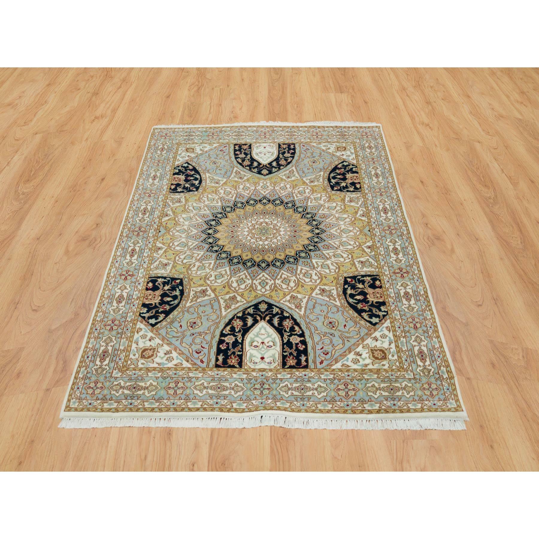 Ivoire, 100% laine nouée à la main, Nain avec Design/One, 250 KPSI Densément tissé, Tapis d'Orient
Matières premières : Laine
Latex : Pas de poils 
hauteur : 0,25 pouces
Style : Traditionnel
Couleur primaire : Ivoire
Couleurs secondaires : brun