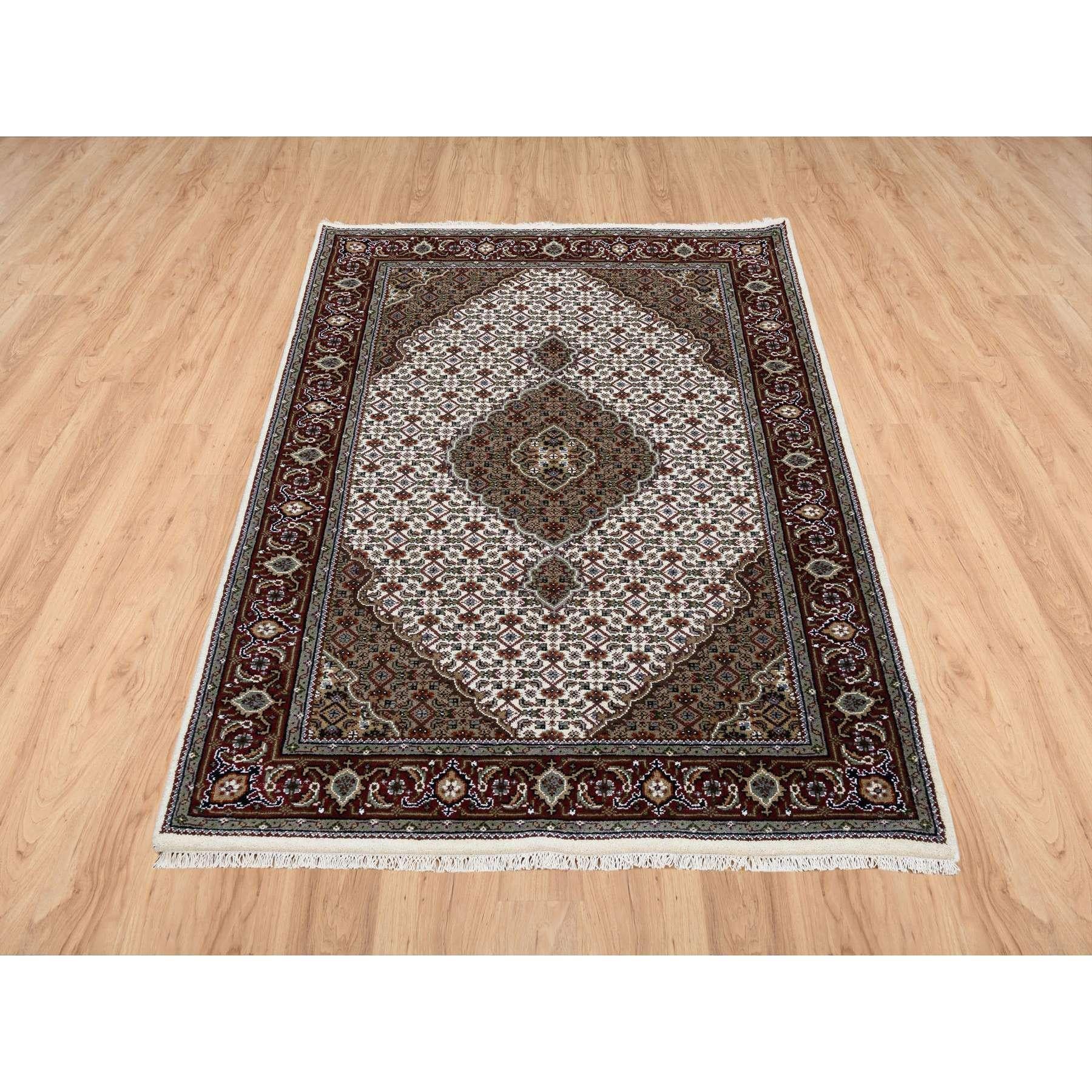 Dies ist eine wirklich echte one-of-a-kind Elfenbein Hand geknüpft, Tabriz Mahi mit Fisch-Medaillon-Design Natürliche Wolle ad Silk 175 KPSI Orientteppich. Es wurde monatelang in jahrhundertealten Webtechniken von erfahrenen Kunsthandwerkern