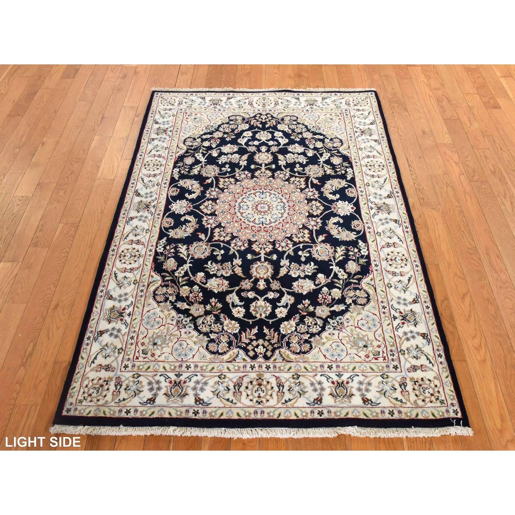 Alfombra anudada a mano de lana y seda con diseño persa Nain, azul medianoche 4'x6'1 Indio en venta