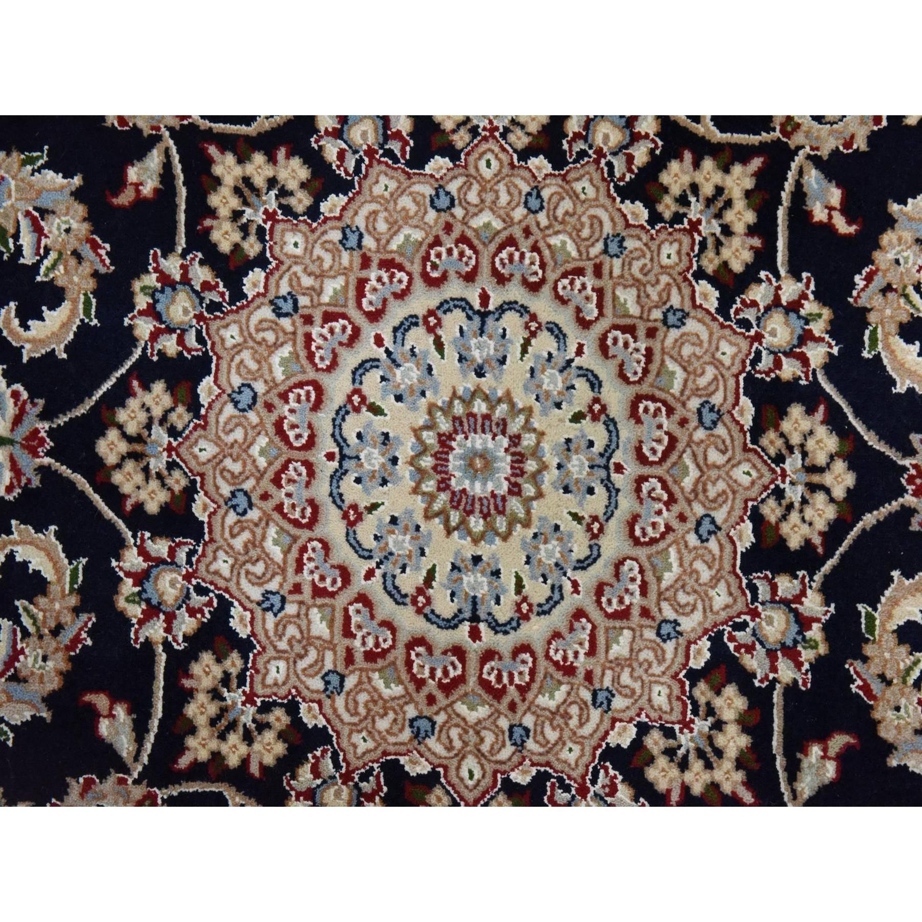 Alfombra anudada a mano de lana y seda con diseño persa Nain, azul medianoche 4'x6'1 Anudado a mano en venta