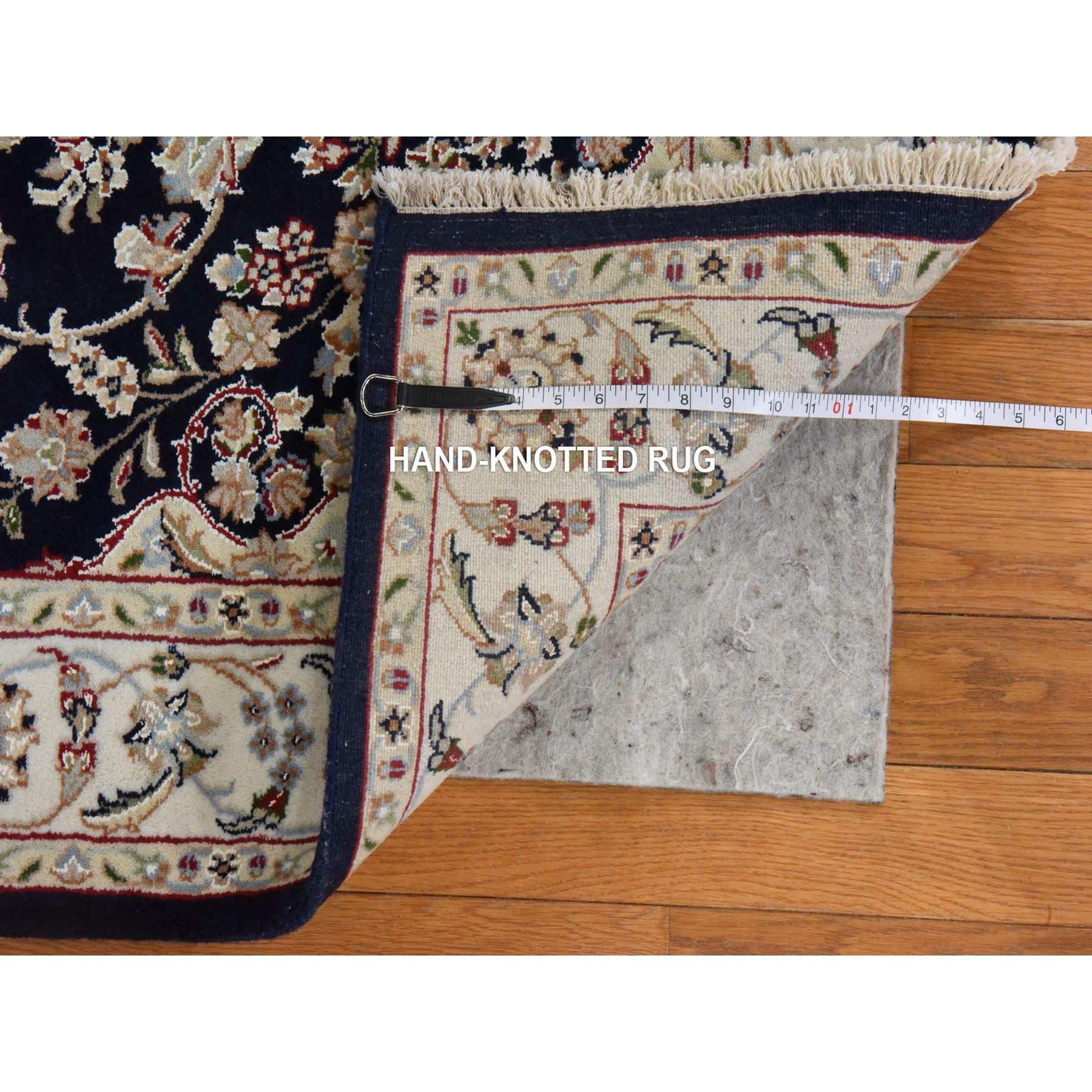Alfombra anudada a mano de lana y seda con diseño persa Nain, azul medianoche 4'x6'1 Siglo XXI y contemporáneo en venta