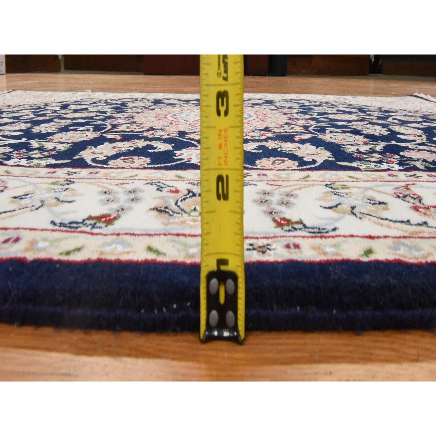 Alfombra anudada a mano de lana y seda con diseño persa Nain, azul medianoche 4'x6'1 Seda en venta