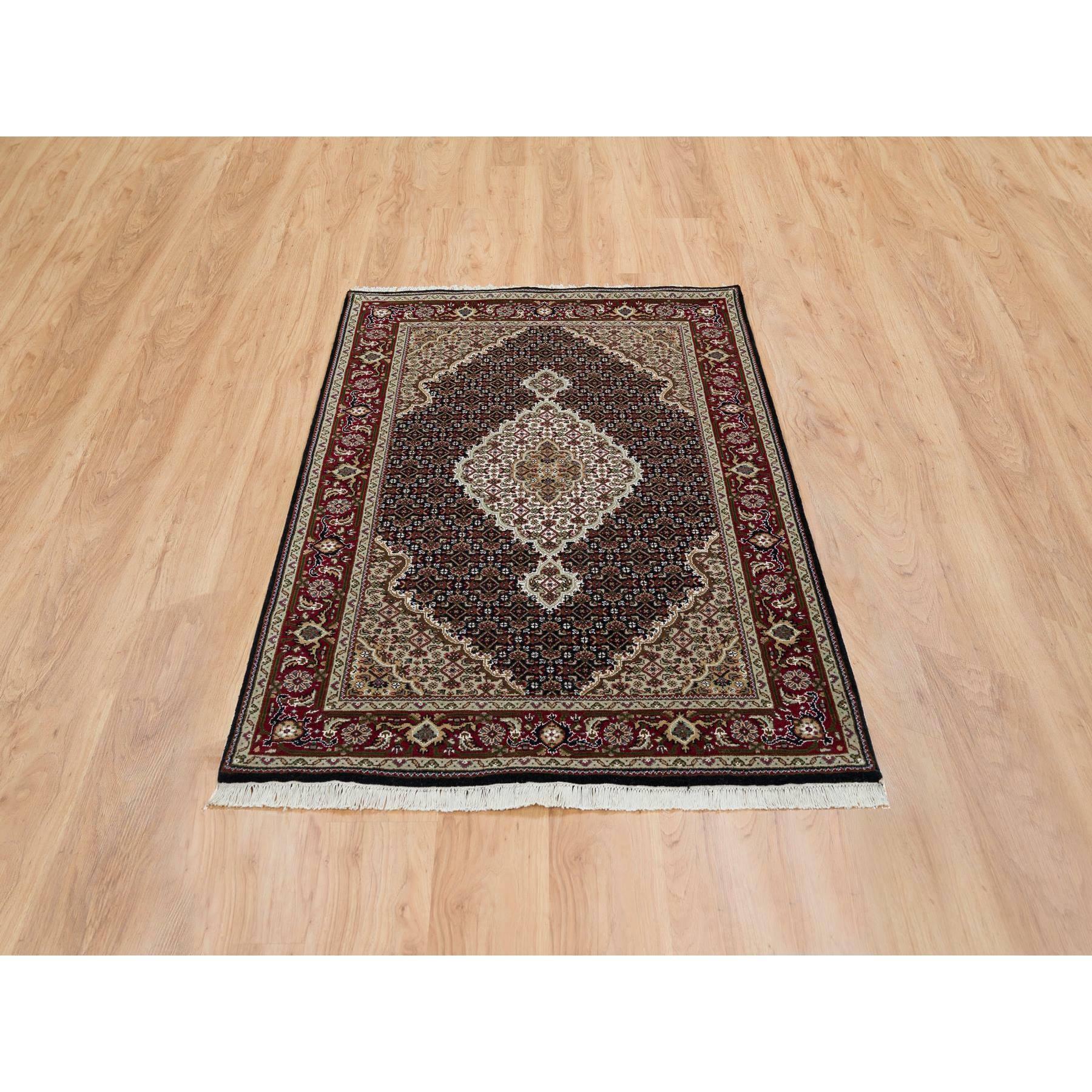 Reiches Schwarz, Tabriz Mahi mit Fisch Medaillon Design, 175 KPSI, Handgeknüpft, 100% Wolle, Orientteppich
Primäre MATERIALIEN: Wolle
Latex: Kein Flor 
Höhe: 0,25 Zoll
Stil: Traditionell
Grundfarbe: Schwarz
Sekundäre Farben: Rot, Grün, Elfenbein,