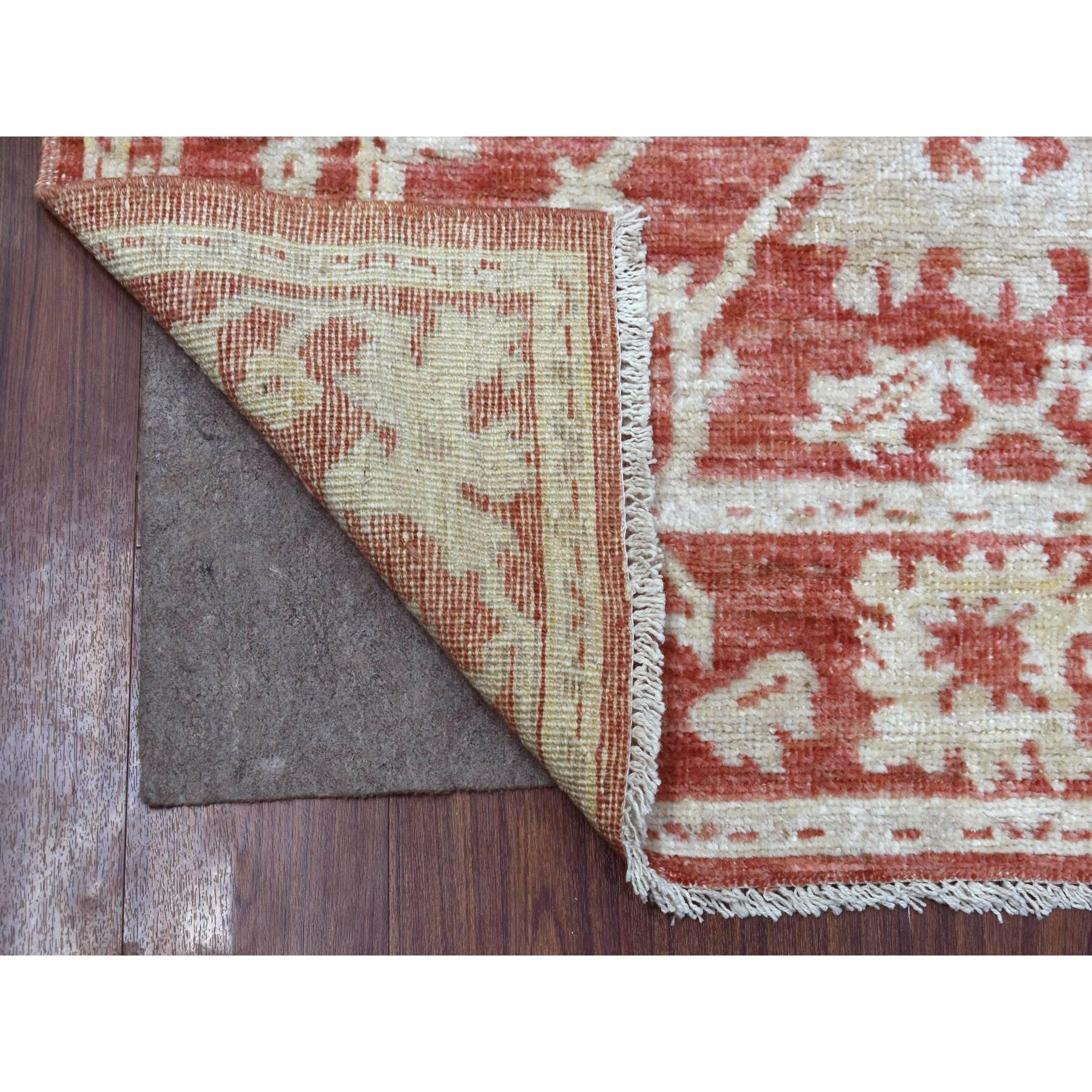 Si tratta di un autentico esemplare unico di Oushak d'angora rosso ricco con disegno di foglie all over, estremamente resistente e annodato a mano. È stato annodato per mesi e mesi con tecniche di tessitura secolari da esperti artigiani.
Materiali