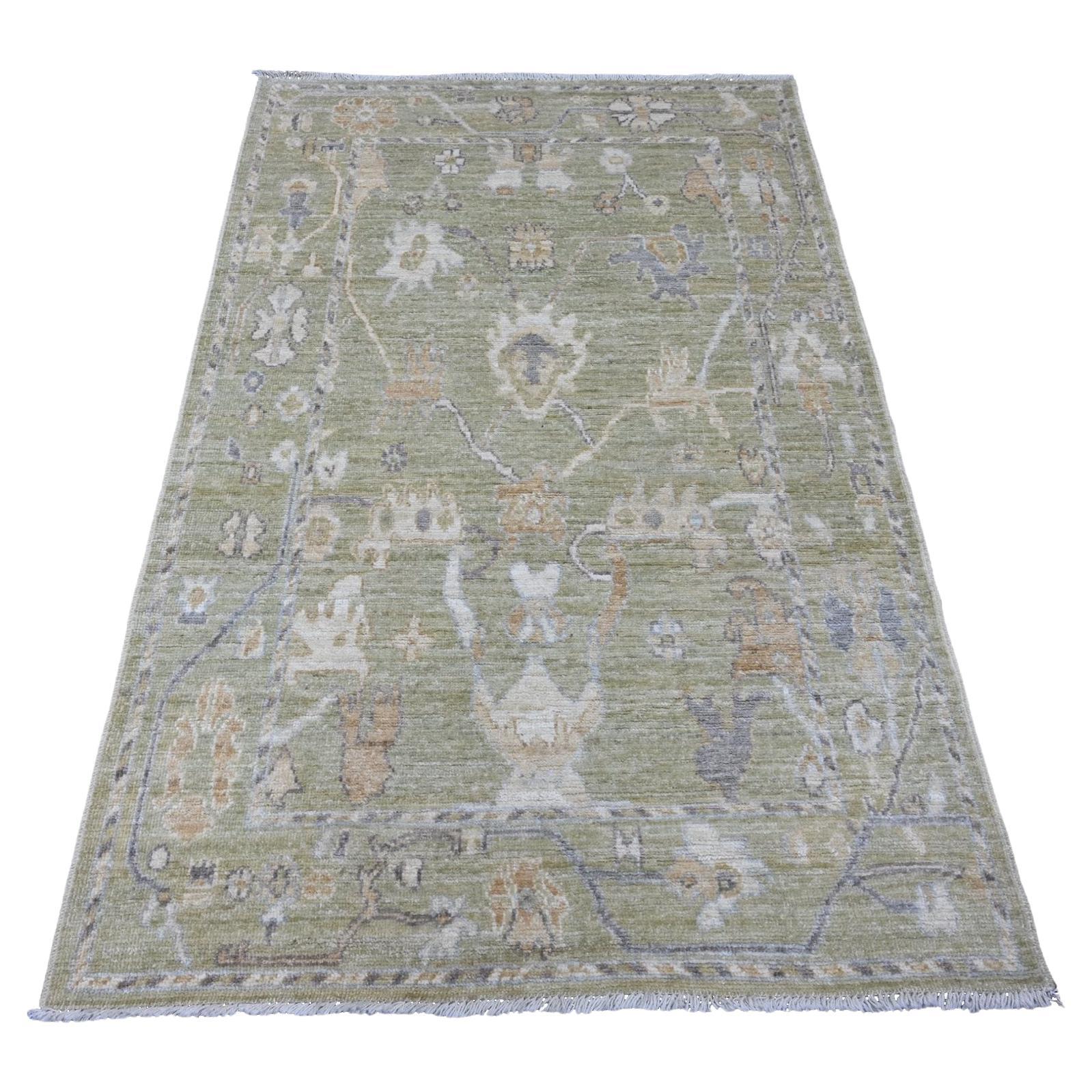 Tappeto Afghan Angora Oushak Vines Design/One 4'x6'1" Sage Green annodato a mano interamente in lana in vendita