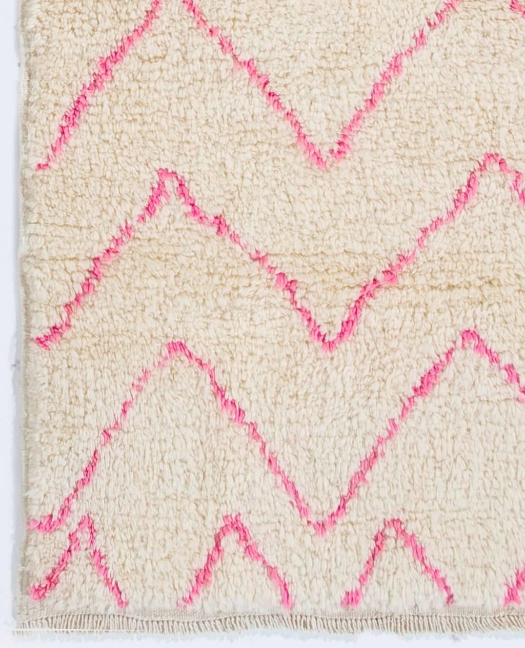 Moderne Tapis marocain Beni Ourain en laine de couleur rose et crème, options personnalisées disponibles en vente
