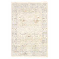 4'x6'2" großer, elfenbeinfarbener Oushak-Teppich mit geometrischem Motiv, handgeknüpft aus reiner Seide