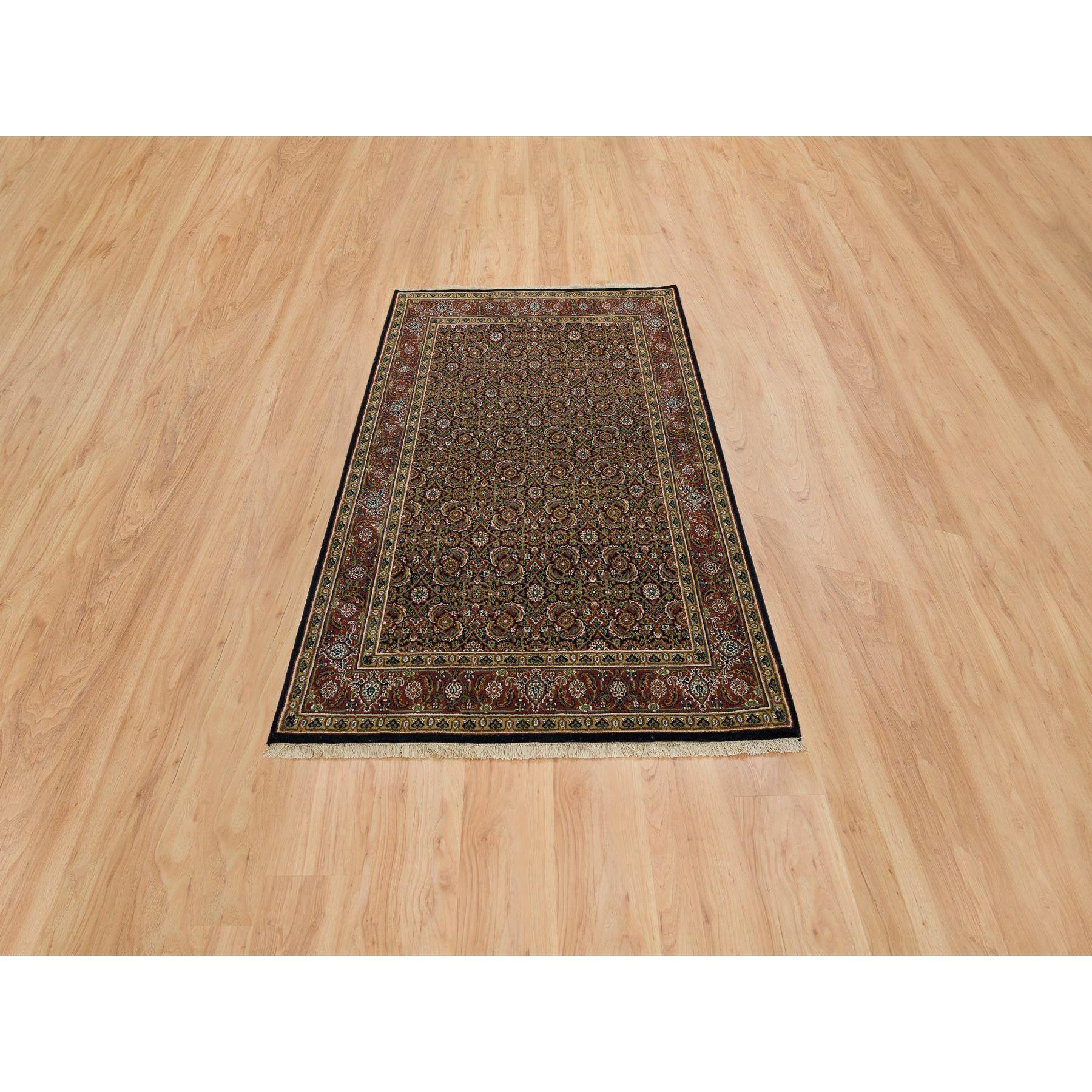 Tintenschwarz, Herati mit All-Over-Design, Wolle handgeknüpft, 250 KPSI dichte Bindung, Orientteppich
Primäre MATERIALIEN: Wolle
Latex: Kein Flor 
Höhe: 0,25 Zoll
Stil: Traditionell
Grundfarbe: Schwarz
Sekundärfarben: Elfenbein, Grün, Gelb
Muster: