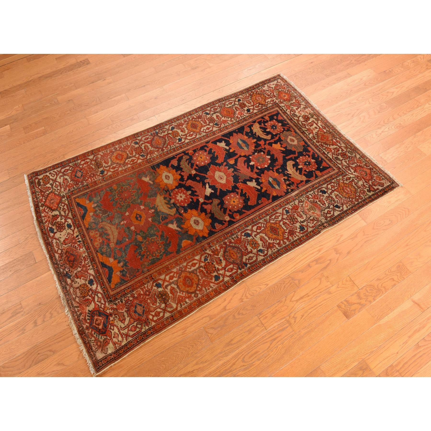 Bleu nuit avec orange brûlé, ancien persan du nord-ouest, propre, usure uniforme, abrasion distincte, bordures multiples, feuilles dentelées et fleurs tribales à grande échelle, 100 % laine, noué à la main, tapis d'Orient
Matières premières :