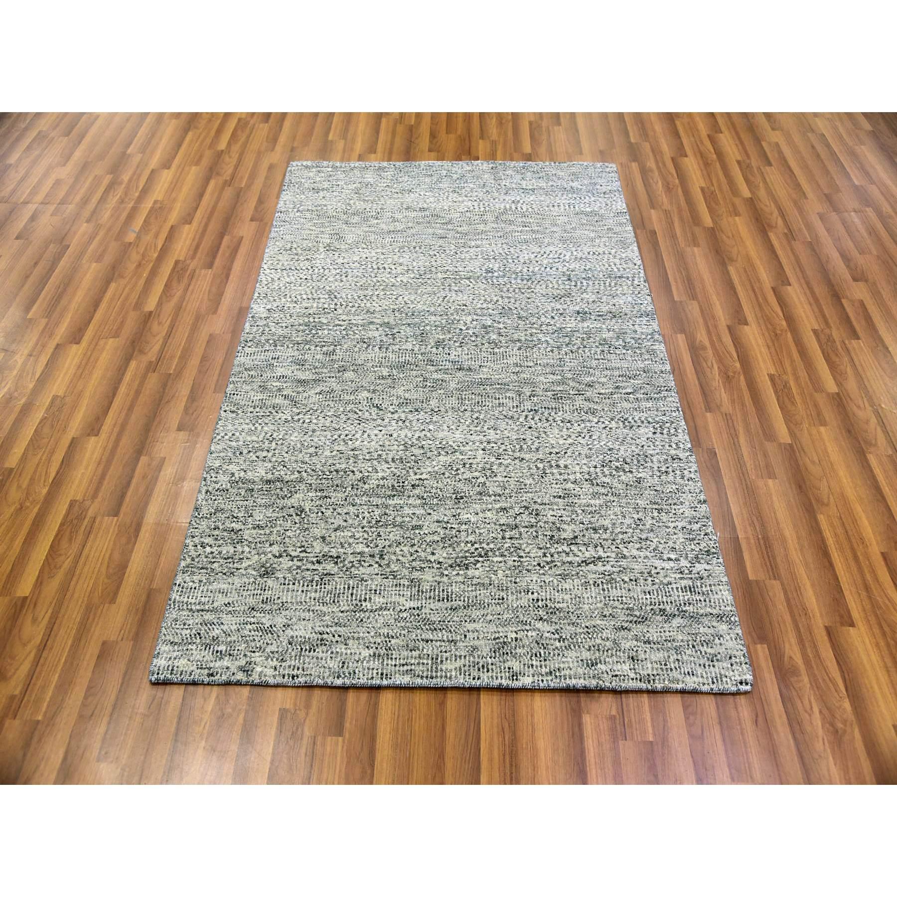 Il s'agit d'un véritable tapis d'Orient en laine naturelle non teintée, ton sur ton, à motifs d'herbes modernes, noué à la main. Il a été noué pendant des mois et des mois par des artisans selon des techniques de tissage séculaires.
Matières