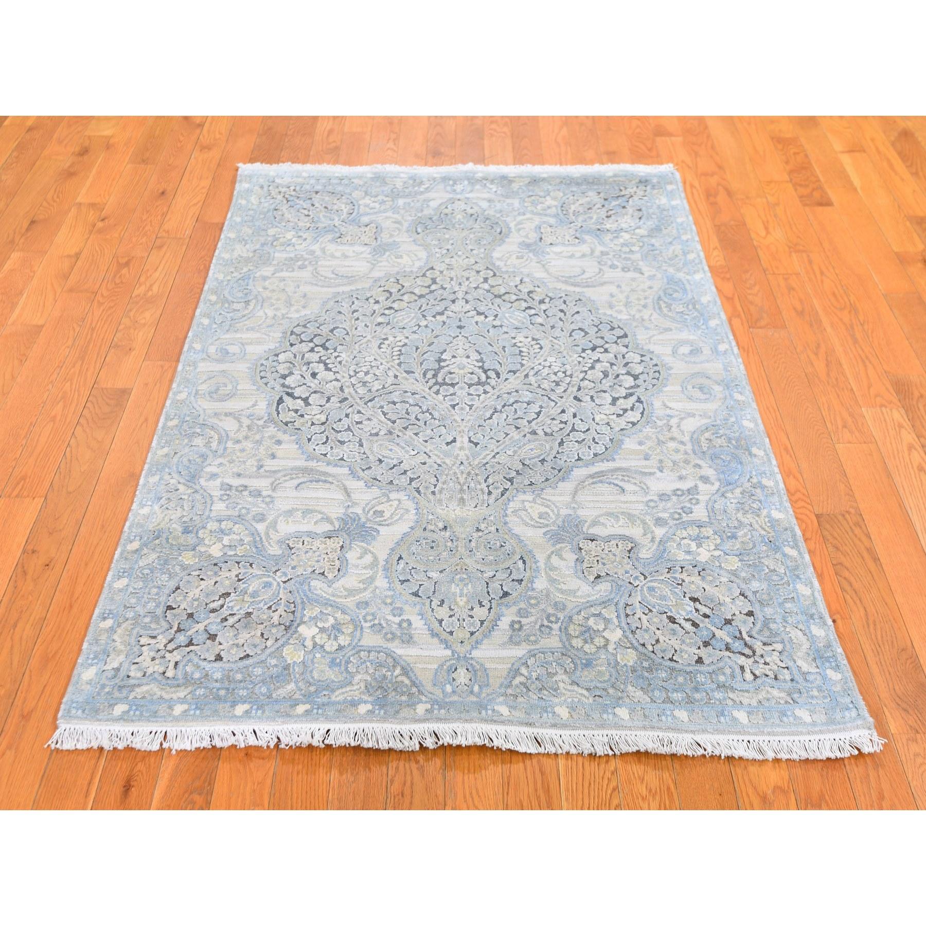 Il s'agit d'un véritable tapis oriental noué à la main, unique en son genre, au motif de méditation de l'arbre de vie, en soie et laine texturée. Il a été tissé pendant des mois et des mois selon les techniques séculaires de l'artisanat persan par