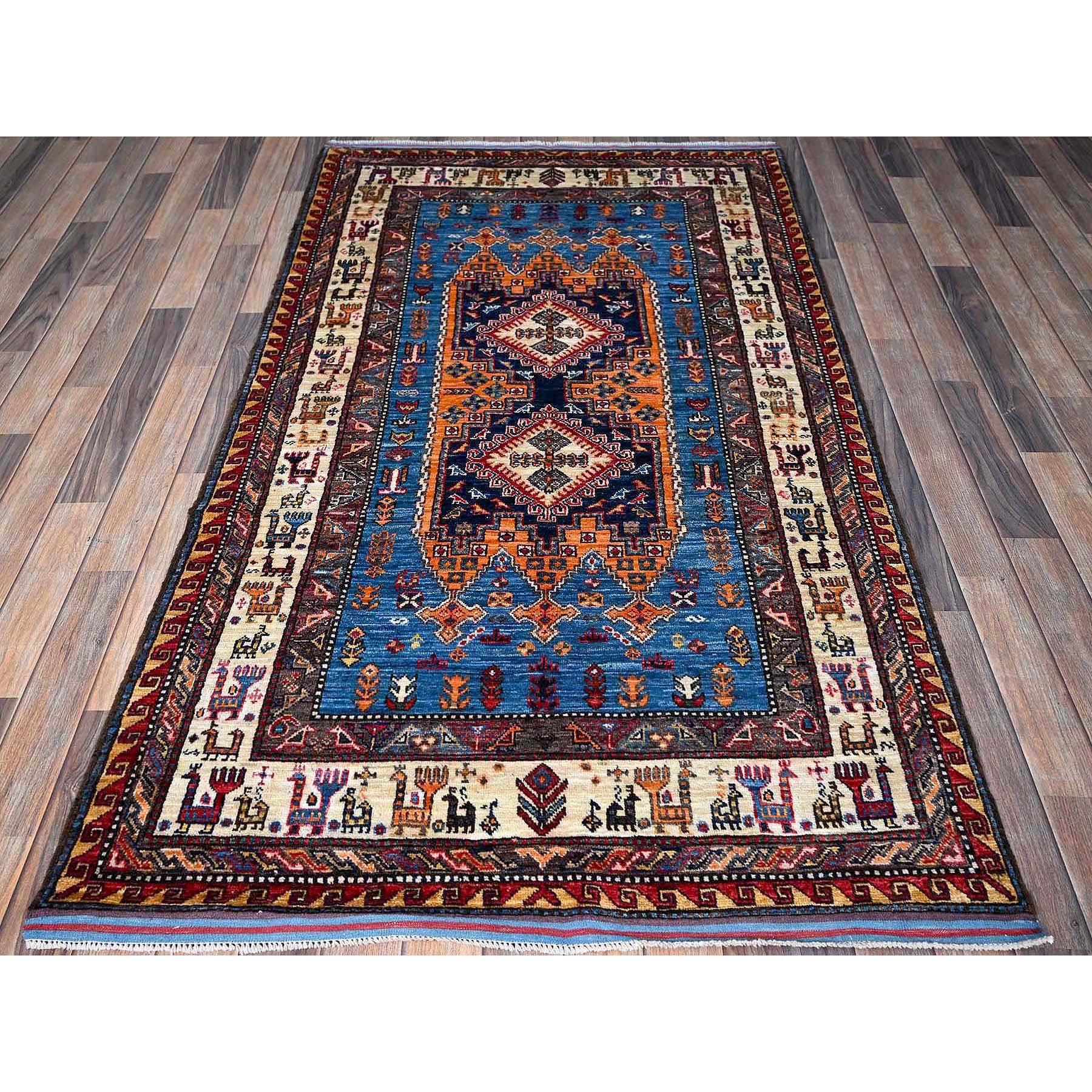 Bayern Blau, Afghan Ersari mit türkischem Knoten, Kaukasisches Design Revival, Antike Vogelfiguren, Pflanzenfarben, Dicht gewebt, Handgeknüpft, Weiche Wolle, Orientteppich
Primäre MATERIALIEN: Wolle
Latex: Kein Flor 
Höhe: 0,25 Zoll
Stil: