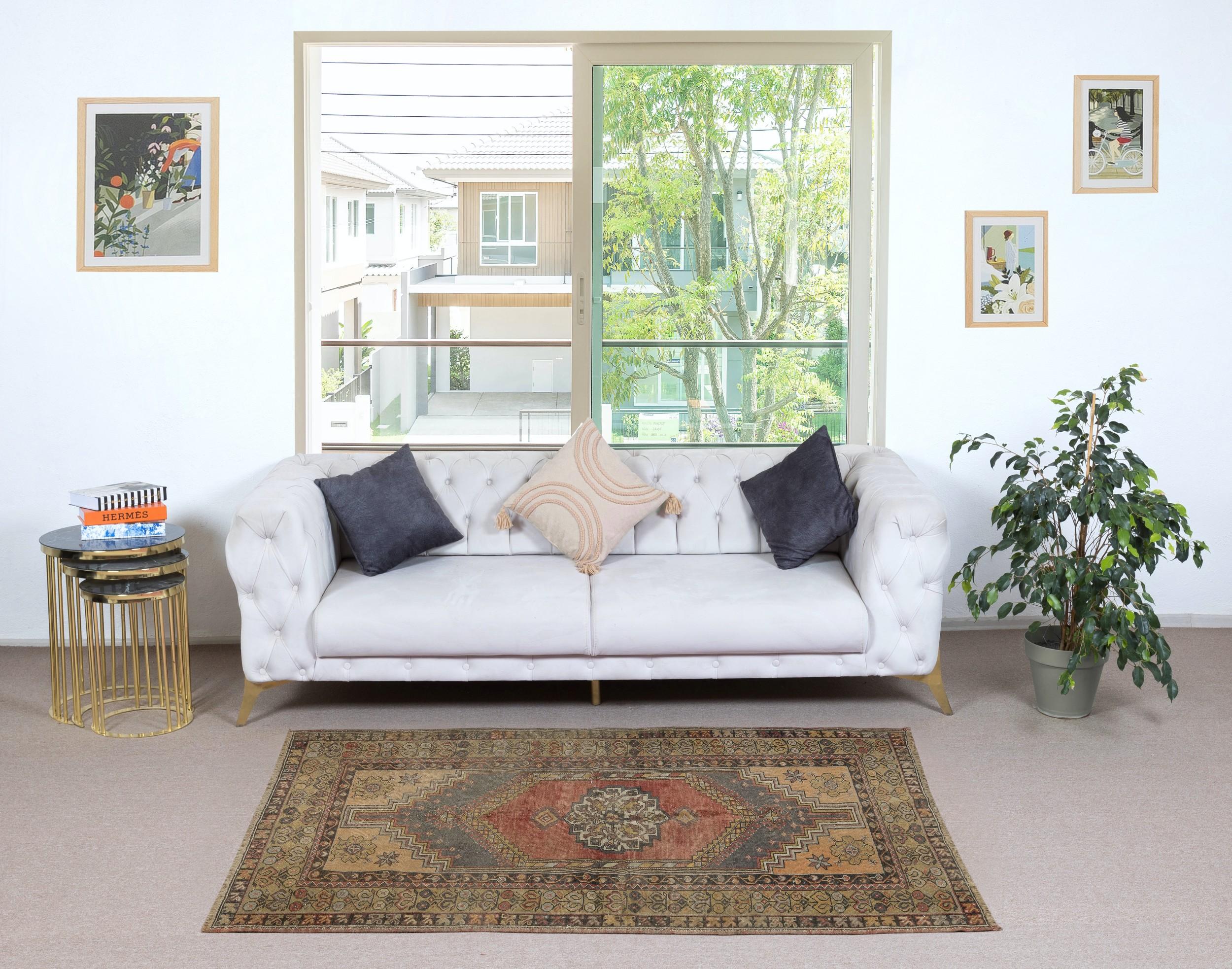 Añade un toque de elegancia atemporal a tu hogar con esta tradicional alfombra turca vintage anudada a mano, fabricada en lana 100% de primera calidad. Esta exquisita pieza capta la esencia de la artesanía tradicional de Anatolia, con intrincados
