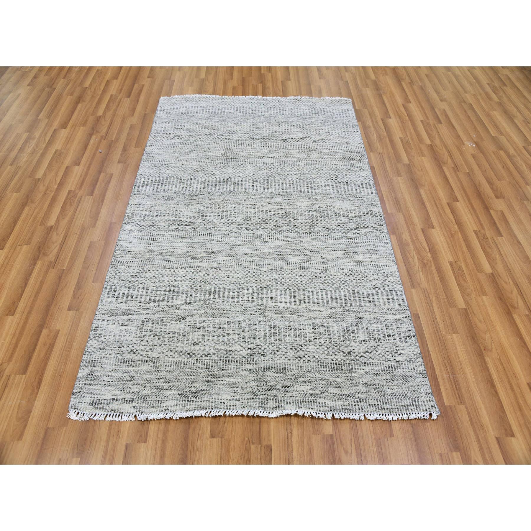 Il s'agit d'un véritable tapis d'Orient en pure laine non teintée, ton sur ton, au design moderne de graminées, noué à la main. Il a été noué pendant des mois et des mois par des artisans selon des techniques de tissage séculaires.
Matières
