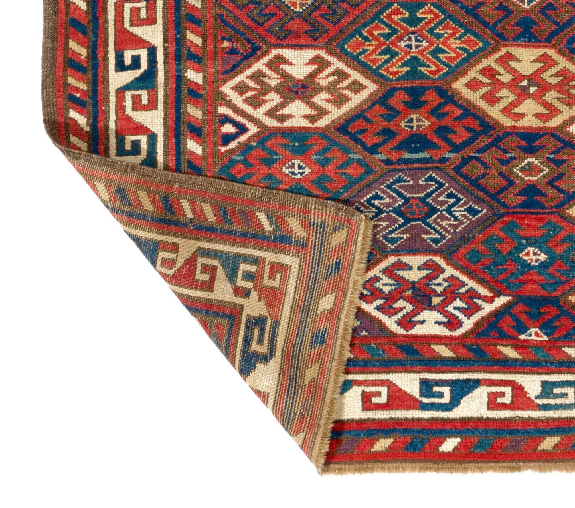 Ein antiker kaukasischer Kazak-Teppich. Fein handgeknüpft mit gleichmäßigem, mittelhohem Wollflor auf Wollbasis. Sehr guter Originalzustand. Robust und so sauber wie ein nagelneuer Teppich (professionell tiefgewaschen). 
Maße: 4' x 6'5''.