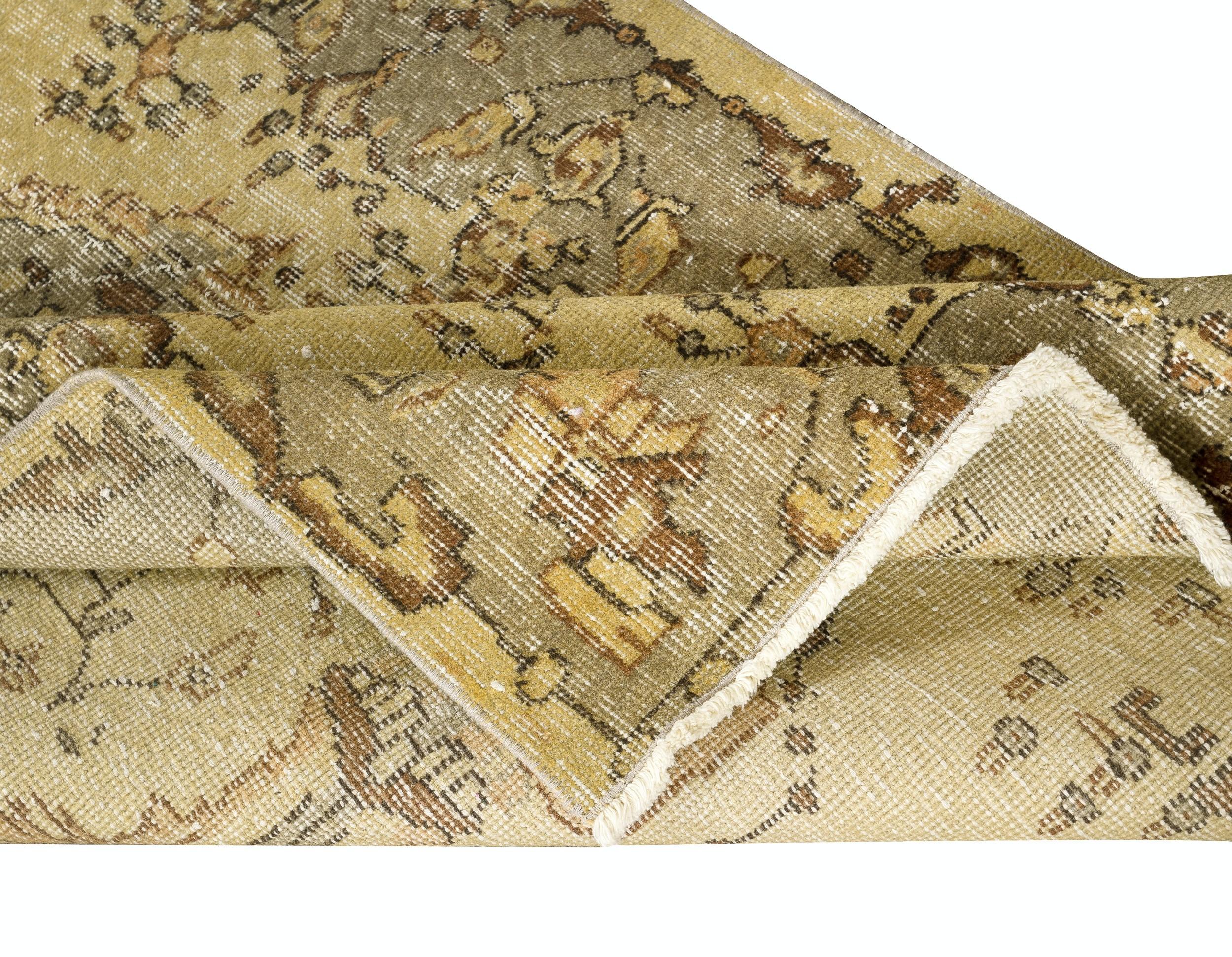 Moderno Tappeto moderno fatto a mano 4x6.6 Ft di colore giallo antibatterico con design a medaglione in vendita