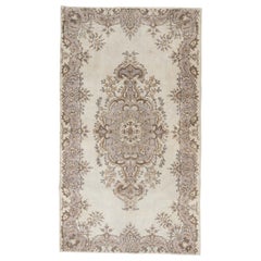 Tapis vintage en laine d'Anatolie à motif de médaillon, fait à la main, de 4 x 6,7 pieds, couleurs neutres