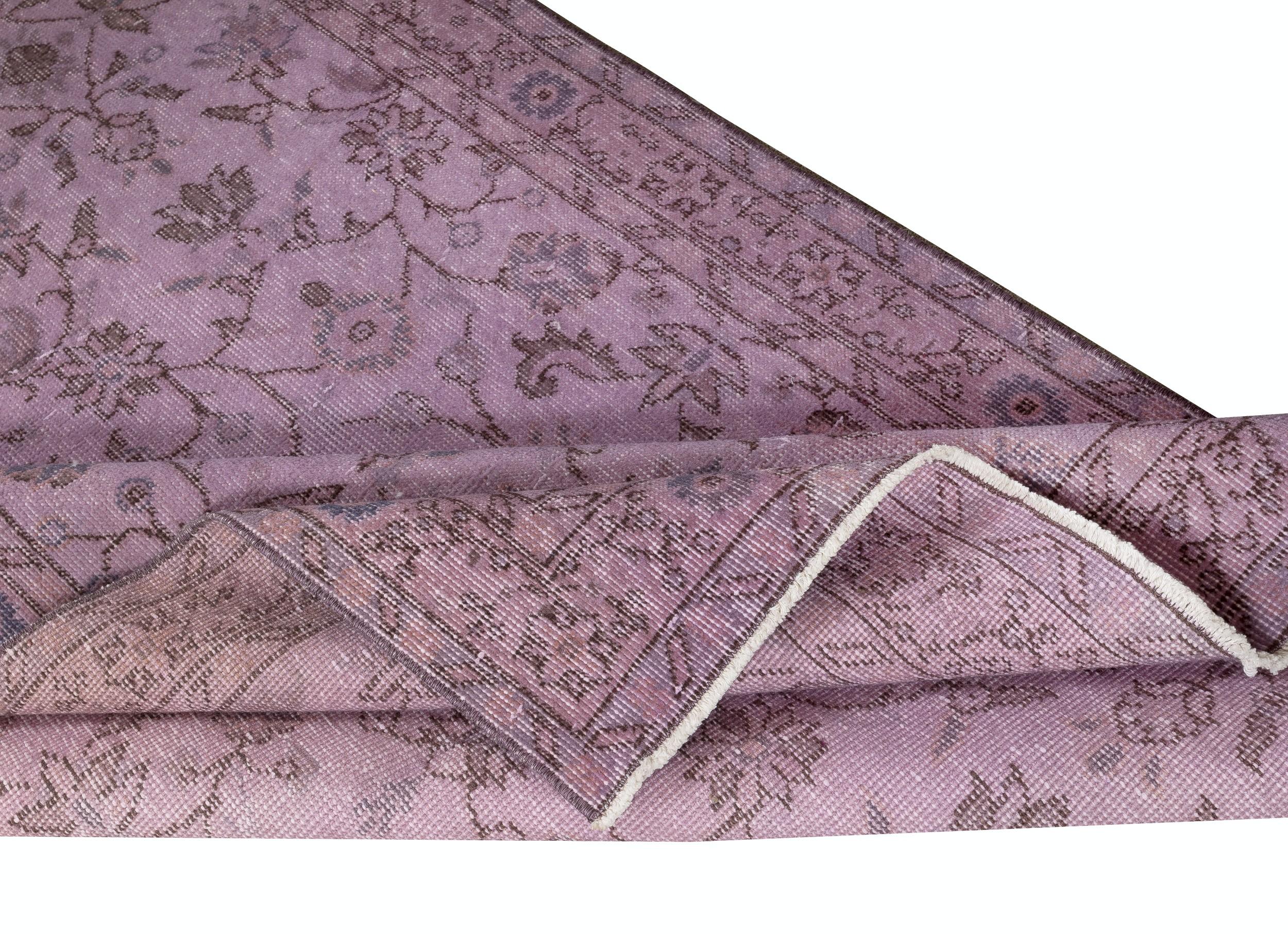 Moderne Tapis de sol turc décoratif fait à la main avec motif de fleurs, 4 x 6,7 pieds, couleur pourpre en vente
