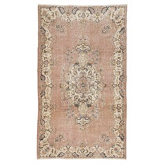 Tappeto vintage in lana turca annodato a mano 4x6.7 ft in rosa corallo, avorio