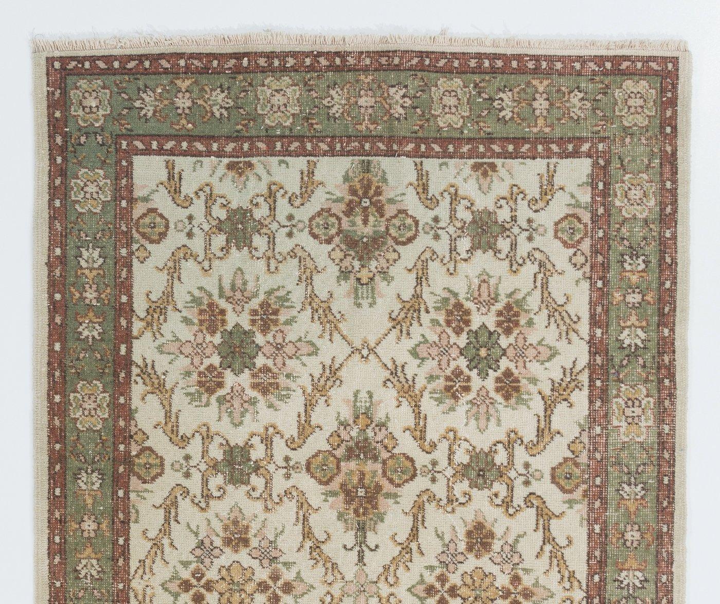 Ein Vintage-Teppich aus der Zentraltürkei. Fein handgeknüpft mit gleichmäßigem, mittelhohem Wollflor auf Baumwollgrund. Sehr guter Zustand. Robust und so sauber wie ein nagelneuer Teppich (professionell tiefgewaschen). Maße: 4x6.8 Ft.
 