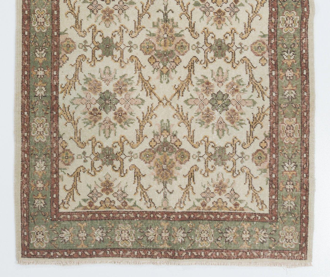 4x6,8 Ft Floral gemusterter Teppich mit zentralem türkischem Akzent, 1960er Jahre (Oushak) im Angebot