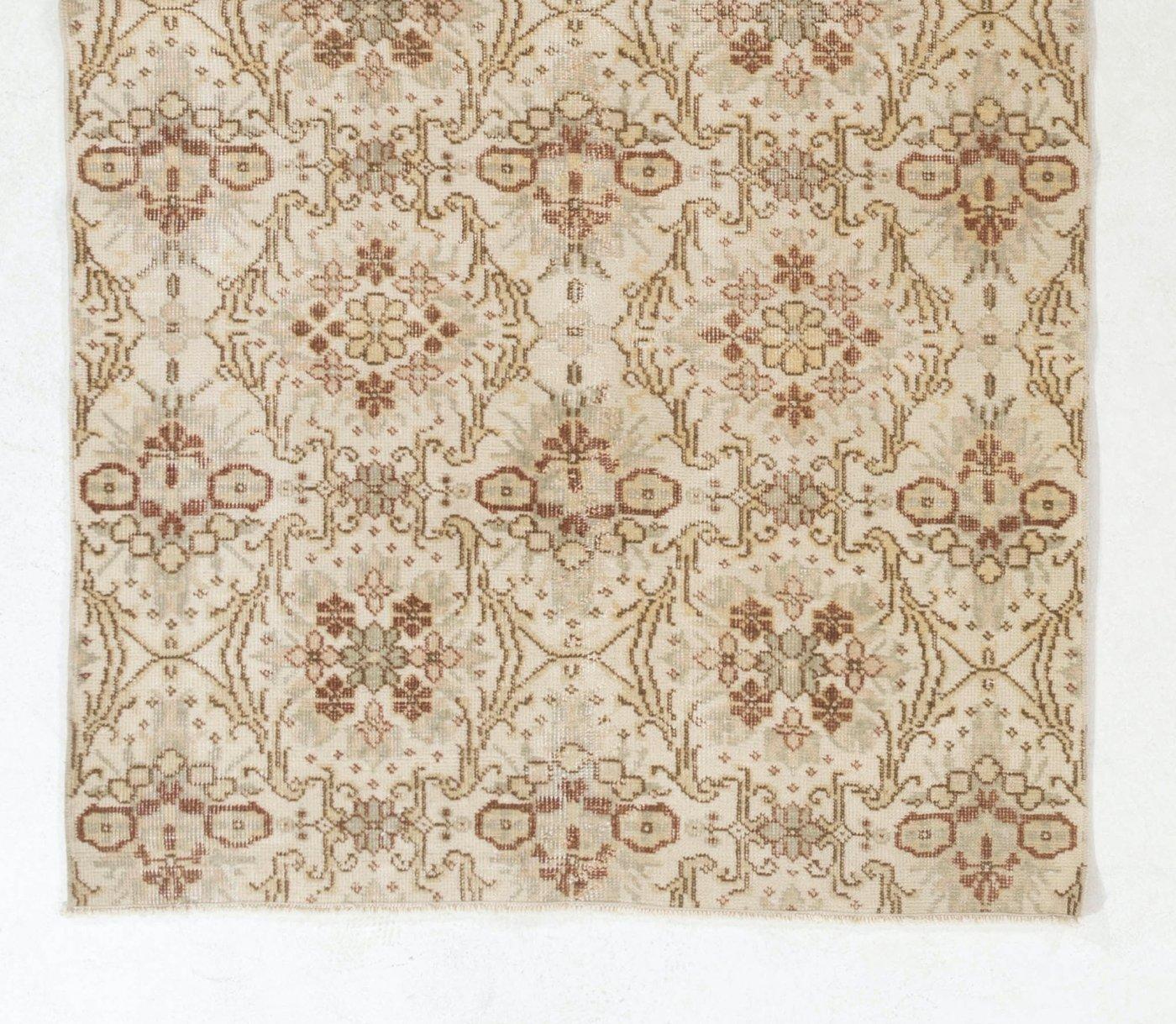 4 x 6,8 Fuß handgeknüpfter türkischer Oushak-Akzent-Teppich im Vintage-Stil mit Blumenmuster (Türkisch) im Angebot