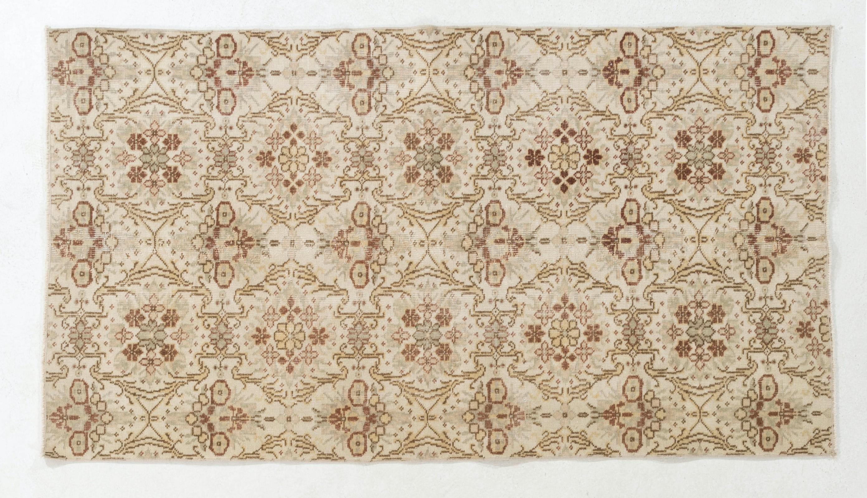 4 x 6,8 Fuß handgeknüpfter türkischer Oushak-Akzent-Teppich im Vintage-Stil mit Blumenmuster im Zustand „Gut“ im Angebot in Spring Valley, NY